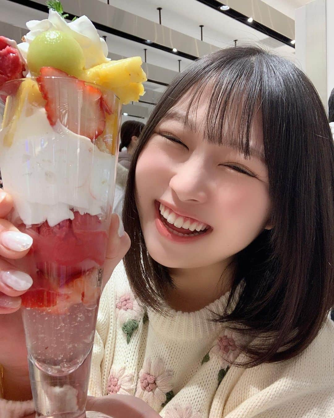 望月ひかりさんのインスタグラム写真 - (望月ひかりInstagram)「大阪幸せでした✨見て〜！パフェ！🍓🍈🍊🍍🍨😋  バニラアイスも中に入ってて、下のゼリーまで全部、とーーっても美味しかった✨  心斎橋のパルコB1Fの#マルトメザジューサリー さんです♪  #大阪 #大阪グルメ #心斎橋 #パフェ #フルーツパフェ #アイドル #地下アイドル #モデル #idol #model #sweet #心斎橋グルメ #love #fruit #彼女感 #乃木坂46 #デート #清楚 #スイーツ女子 #food #followforfollowback #fff #cute #彼女 #instagood #instalike #beauty #黒髪ボブ #ボブ」2月28日 22時51分 - hikaringo_mochizuki