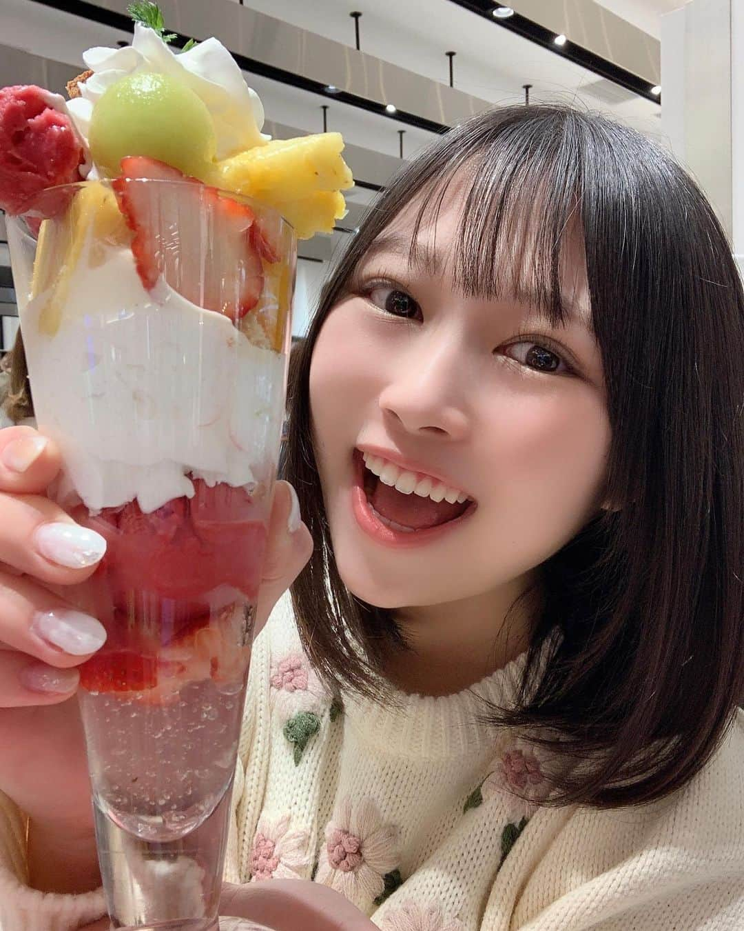 望月ひかりさんのインスタグラム写真 - (望月ひかりInstagram)「大阪幸せでした✨見て〜！パフェ！🍓🍈🍊🍍🍨😋  バニラアイスも中に入ってて、下のゼリーまで全部、とーーっても美味しかった✨  心斎橋のパルコB1Fの#マルトメザジューサリー さんです♪  #大阪 #大阪グルメ #心斎橋 #パフェ #フルーツパフェ #アイドル #地下アイドル #モデル #idol #model #sweet #心斎橋グルメ #love #fruit #彼女感 #乃木坂46 #デート #清楚 #スイーツ女子 #food #followforfollowback #fff #cute #彼女 #instagood #instalike #beauty #黒髪ボブ #ボブ」2月28日 22時51分 - hikaringo_mochizuki