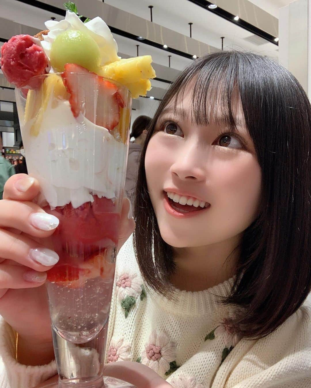 望月ひかりさんのインスタグラム写真 - (望月ひかりInstagram)「大阪幸せでした✨見て〜！パフェ！🍓🍈🍊🍍🍨😋  バニラアイスも中に入ってて、下のゼリーまで全部、とーーっても美味しかった✨  心斎橋のパルコB1Fの#マルトメザジューサリー さんです♪  #大阪 #大阪グルメ #心斎橋 #パフェ #フルーツパフェ #アイドル #地下アイドル #モデル #idol #model #sweet #心斎橋グルメ #love #fruit #彼女感 #乃木坂46 #デート #清楚 #スイーツ女子 #food #followforfollowback #fff #cute #彼女 #instagood #instalike #beauty #黒髪ボブ #ボブ」2月28日 22時51分 - hikaringo_mochizuki