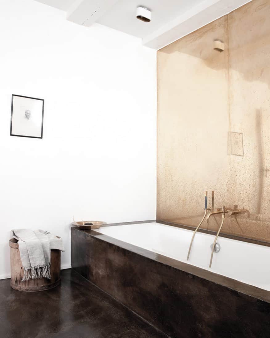 Homepolishのインスタグラム：「Remarkable and refined, this gold-tinted mirror adds polish and an air of mystery to a streamlined bathroom.  Design by @normarchitects」
