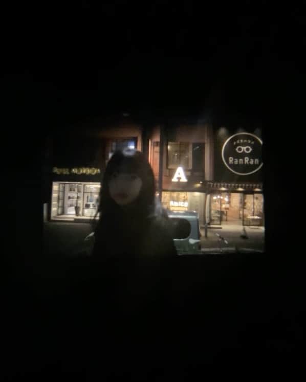 千葉祐夕のインスタグラム：「久しぶりの投稿になっちゃいました(´･_･`) 花束みたいな恋をした 皆さん観ましたか ？ 世界観が素敵すぎて、🎞💭 私も映画の半券は、本のしおりにタイプですって言いたいから、、します！！！ 今週はテストです頑張りますおやすみ 🌙」