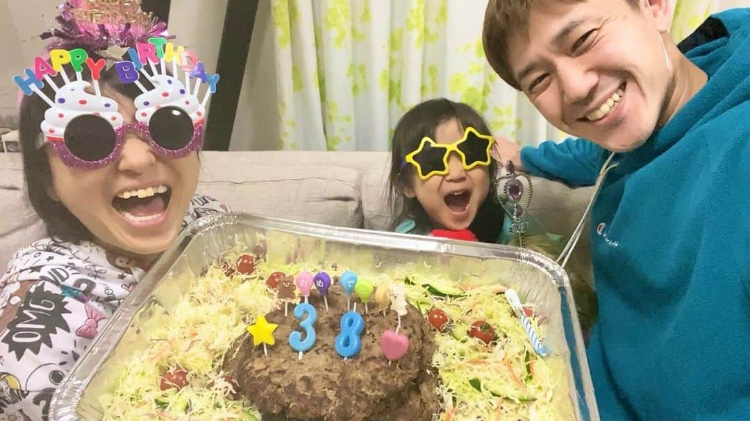 森渉のインスタグラム：「38歳の誕生日に朋ちゃんが巨大3段バースデー肉ケーキを作ってくれました😆✨ 朋ちゃんありがとう🎉  #千笑 #金田朋子 #森渉 #子供 #kids #子育て #育児 #教育 #家族 #family #運動神経 #ハンバーグ #誕生日 #誕生日ケーキ  #38年目もたくさん成長するぞ！」