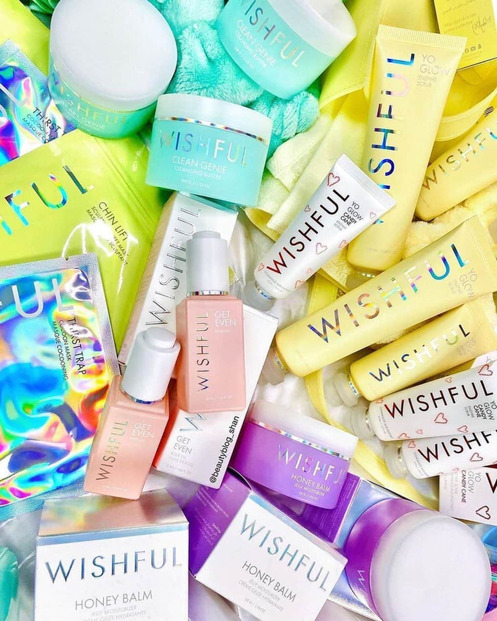 Huda Kattanさんのインスタグラム写真 - (Huda KattanInstagram)「👑 HUGE WORLDWIDE #GIVEAWAY 👑 It's time to normalize REAL beauty and embrace your skin journey - pores and all!! To celebrate #wishfulskin's first birthday, we're giving away the FULL @wishfulskin range to 50 of you beautiful people 💛 For the chance to #win, all you have to do is: ✨ Share your real skin selfie* & tag @wishfulskin & #NormalizeRealBeauty ✨ Follow @wishfulskin ⠀⠀⠀⠀⠀⠀⠀⠀⠀ Contest ends on 1st Mar 9PM GST & winners will be announced on www.hudabeauty.com. *Please make sure your account is public so we can see your beautiful post! Please make sure it's a real skin selfie without makeup, filters or editing. Good luck my loves! Love you all sooo much💖 ⠀⠀⠀⠀⠀⠀⠀⠀⠀ Thank you so much for sharing my loves @beautyblog_shan @mini.j2 @skincaremad @__orquideah_ @by_ner_bawse @twinsbeautycorner_2」2月28日 22時53分 - hudabeauty