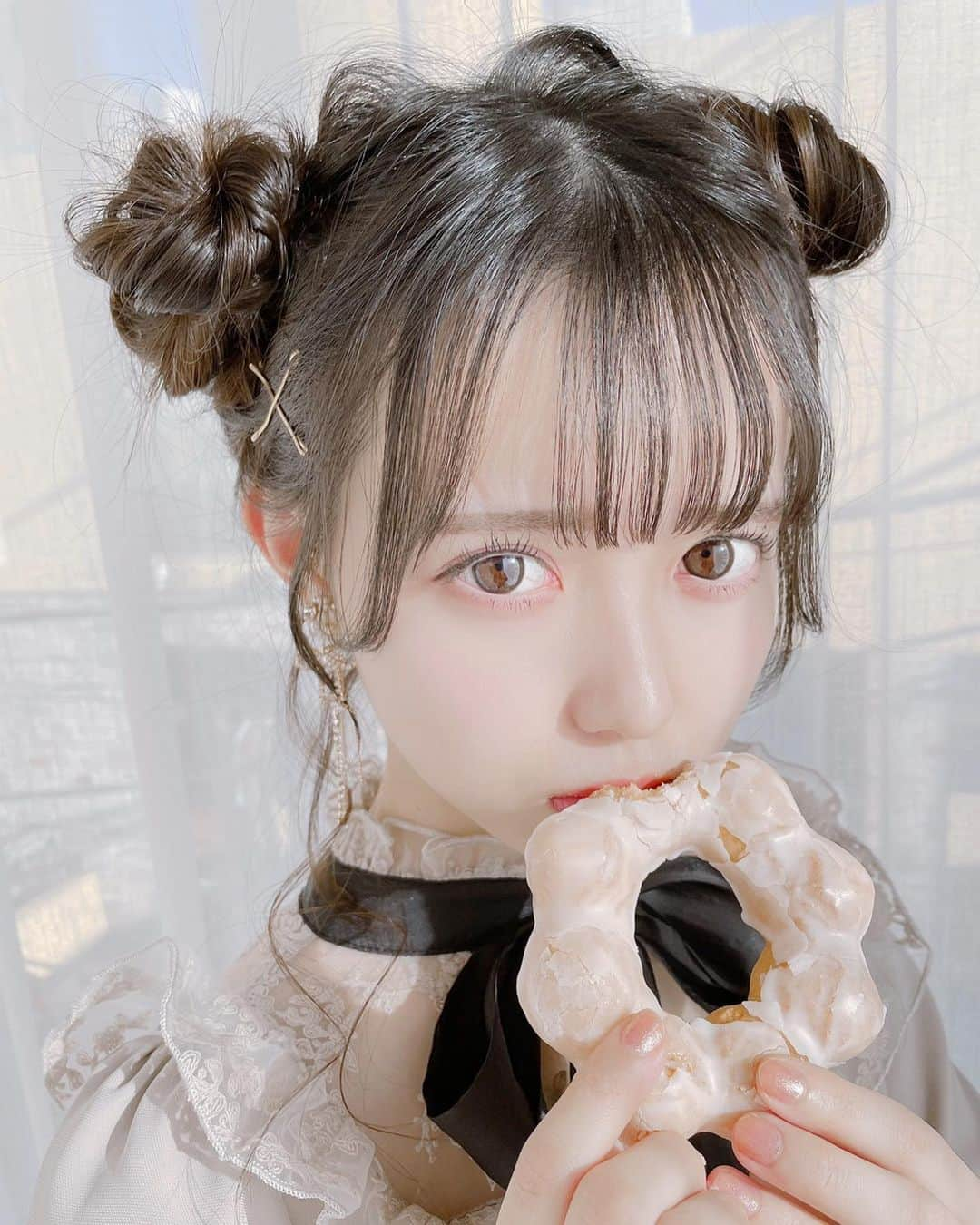 松本ももなさんのインスタグラム写真 - (松本ももなInstagram)「目が合った…？？🧸ིྀ  くまくまへあーー♡  ヘアアレンジかわいくて テンション上がるよぉ✨  フォロワーさん5.6万人に なりましたー👏🏻 いつも見てくれてありがとう✨  かわいくなりたいの🥺をテーマに がんばります💕  そして2月も ありがとうこまざいました♡  #わたるマジック #cachecache #ヘアセット #ヘアアレンジ #ツイン団子 #ツインテールアレンジ #団子ヘア #お団子ヘア #お団子アレンジ #天使の羽バング #量産型コーデ #量産型女子 #量産型 #ガーリー #ガーリーコーデ #evelyn #エブリン @evelyn.official」2月28日 22時54分 - momona.1012