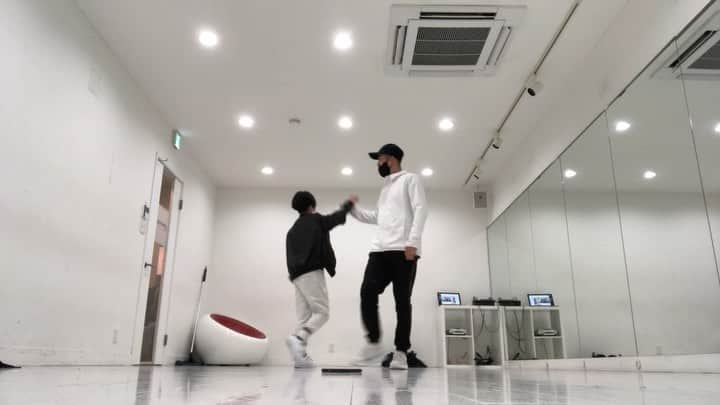 神田聖のインスタグラム：「今週もがんばりました🔥ダンスレッスン☝🏻﻿ ﻿ 慣れてきたかもしれない、、笑笑﻿ もっとキレが欲しいので練習頑張ります😤😤😤﻿ ﻿ ﻿ ﻿ #bts #dinamite #ダンスレッスン #ダンス」