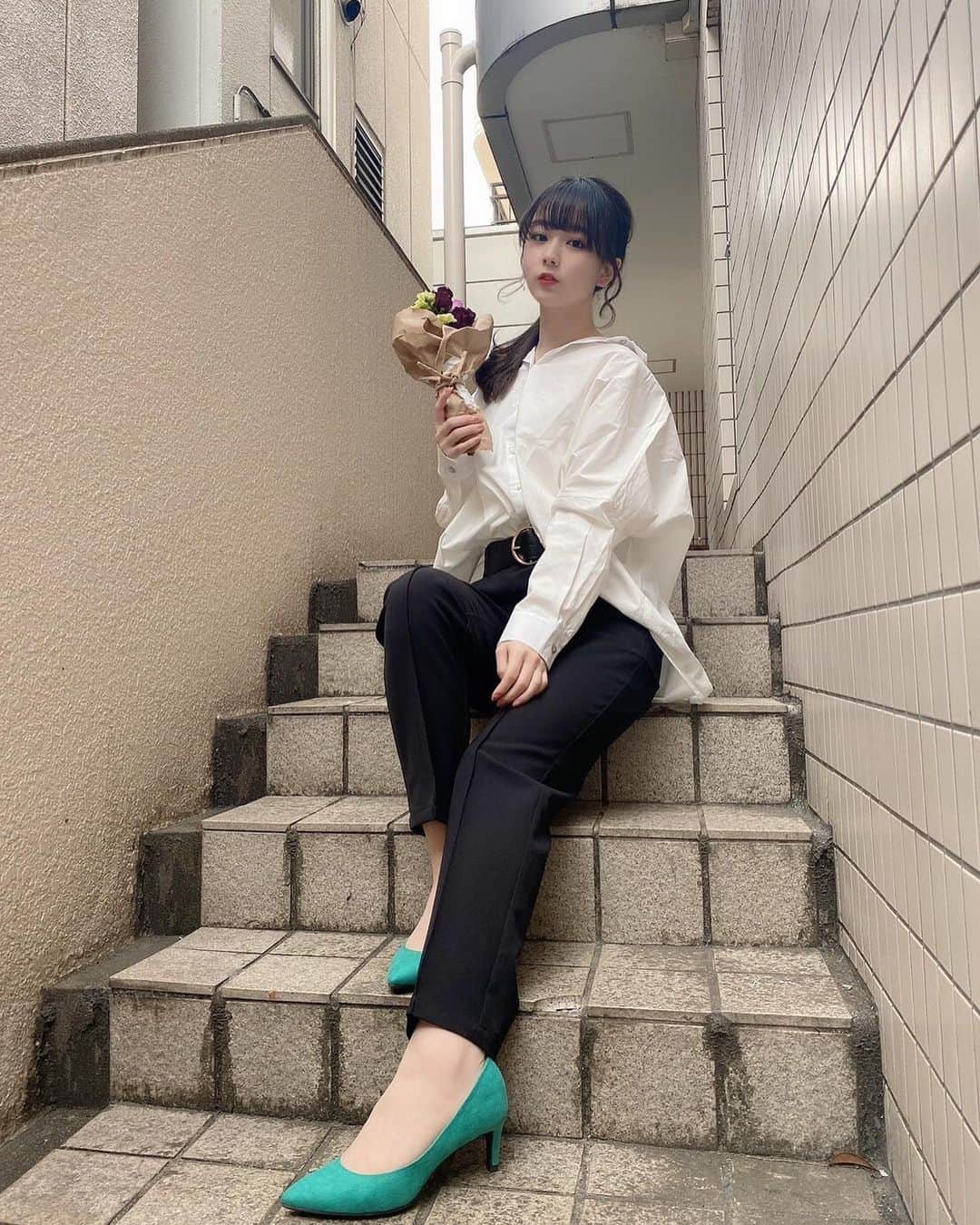 高田もものインスタグラム：「. パンツスタイル珍しいんじゃない？？？？？？？👖 . なんだか、大人っぽいんじゃない？？？？ . パンツは @vannie__u さんです❤︎ . ももはよくZOZOTOWNでもお買い物するよ😉 . かしこ . #vannie_u #ヴァニーユー  . #高田もも #かしこってなに #かしこ #かみやど #ひらがなかみやど #instagood #instagram #japaneseidol #idol #あいどる #アイドル #パンツスタイル #モノトーンコーデ #black #white #ポニーテール #おくれ毛 #前髪 #gu #パンプス #ドライフラワー #シャツコーデ #シャツ #大人コーデ #春 #ネイル #zozotown」
