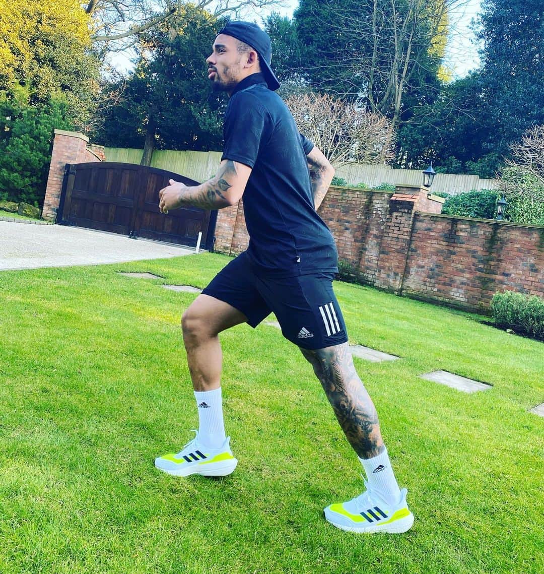 ガブリエル・ジェズスのインスタグラム：「Pronto pra explodir energia 🔥⚡️⚽️ #ultraboost21 #criadocadidas」