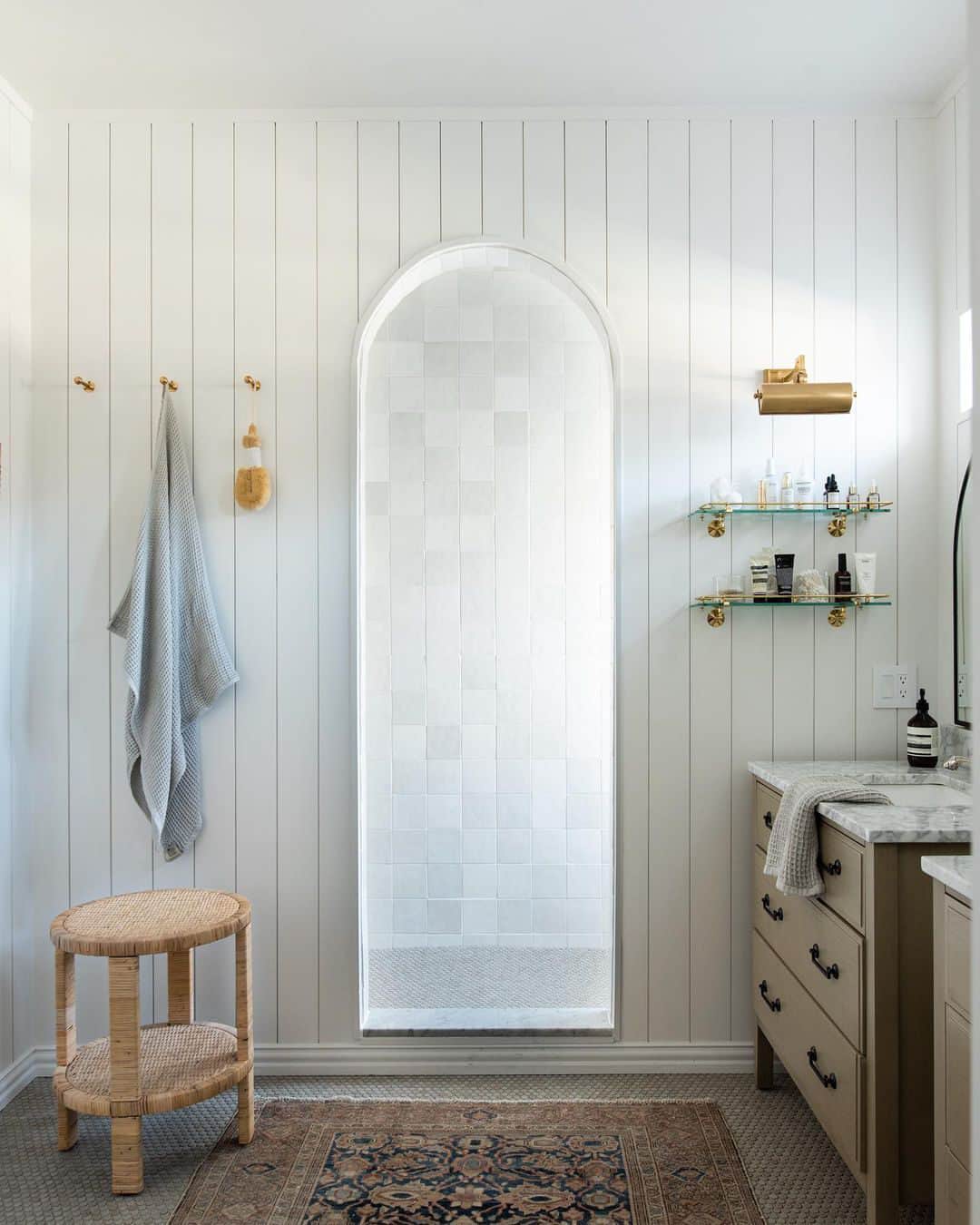 MT DOMAINEのインスタグラム：「We have a thing for gorgeous bathrooms. #SelfCareSunday ✨📷: @madelineharperphoto @theidentitecollective」