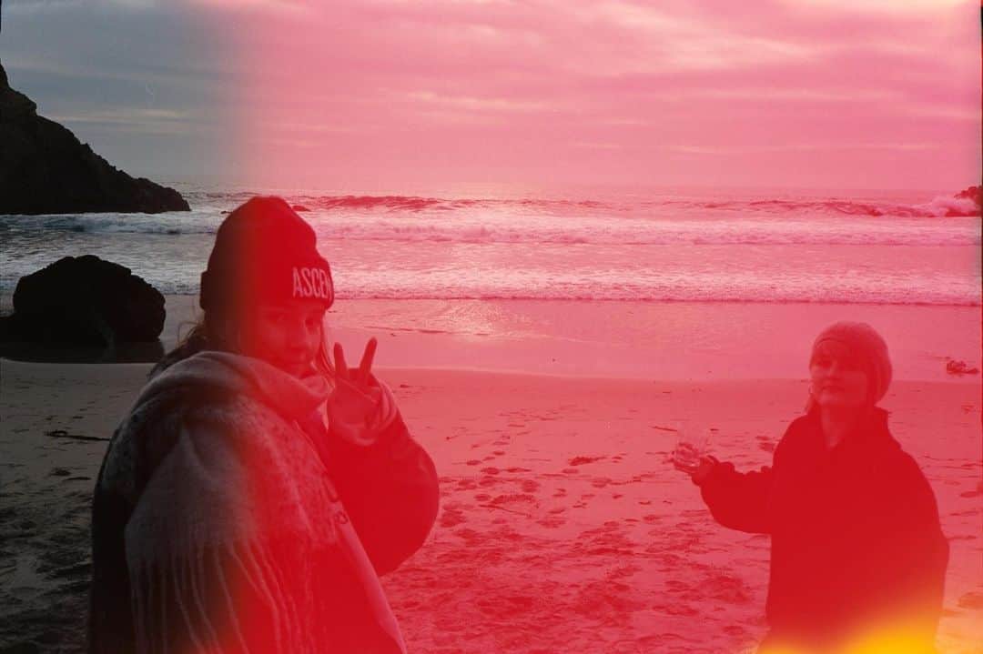 ケイトリン・ディーヴァーのインスタグラム：「I let the light in cuz I like the way it looks but then i got a little carried away . Whoops !!!」