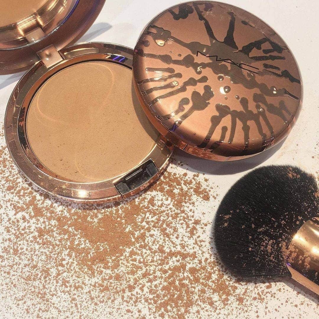 M·A·C Cosmetics BRのインスタグラム：「Mood "peguei um sol" carregando...  O Pó Bronzeador Radiant Matte confere um efeito bronzeado natural, perfeito para destacar o tom da pele ou para acentuar o bronze do verão. ☀️😍  Corra e garanta já o seu antes que acabe! Compre em maccosmetics.com.br.  #Regram @mac_tobu.ikebukuro #MACBronzing #verão2021 #pelebronzeada #makeverao #makeup」