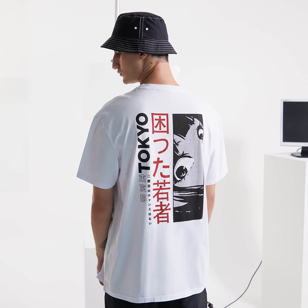 のインスタグラム：「Se viagem no tempo (de volta ao início dos anos 2000) contar com uma t-shirt gráfica e um bucket hat para completar o look, estamos dentro.💥 Acesse o site para conhecer de perto mais novidades incríveis como essas.  . . . #PraTodosVerem #PraCegoVer: sequência de duas imagens consecutivas de fundo branco, onde a primeira mostra um modelo de costas, vestindo uma camiseta branca com estampa gráfica em vermelho e preto e um chapéu bucket hat preto, e a segunda imagem mostra o mesmo modelo vestindo a mesma combinação, mas de um ângulo frontal e mais próximo.」
