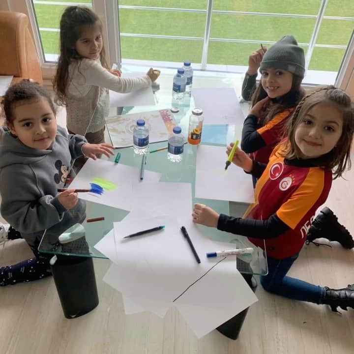 ラダメル・ファルカオのインスタグラム：「Domi y Desi me acompañaron al entreno. Conocieron a @fatihterim y algunas amigas 🥰」