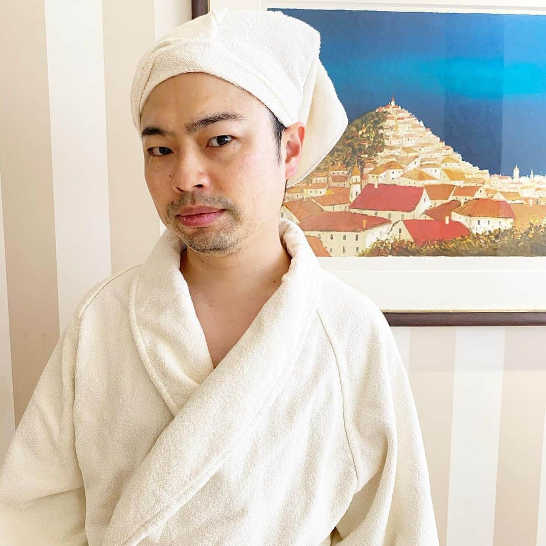 浜野謙太さんのインスタグラム写真 - (浜野謙太Instagram)「面白南極料理人でタッグを組んでいた有働監督と、生見愛瑠ちゃん初主演のドラマやりました。 めるるさんのお母さんと同い年でした。 僕の扮する美容師マコトは今までやったことがなかった類の役だったので有働監督と打ち合わせをかせね、修行、エステに通いました（２枚目）。 気合入りすぎて現場に多々迷惑を欠けてしまうほど。。すんません。 出し切ったクランクアップはゼロの顔でした（３枚目）。 めるるさんホント美しくて、メイクしたり、カットしたり、セットしてあげられるマコトはホント美容師みよりに尽きるだろうなと思って精一杯楽しんでできました。 よかったら観てくださいね。  #おしゃれの答えがわからない #生見愛瑠 #有働佳史」2月28日 23時10分 - hamaken0805