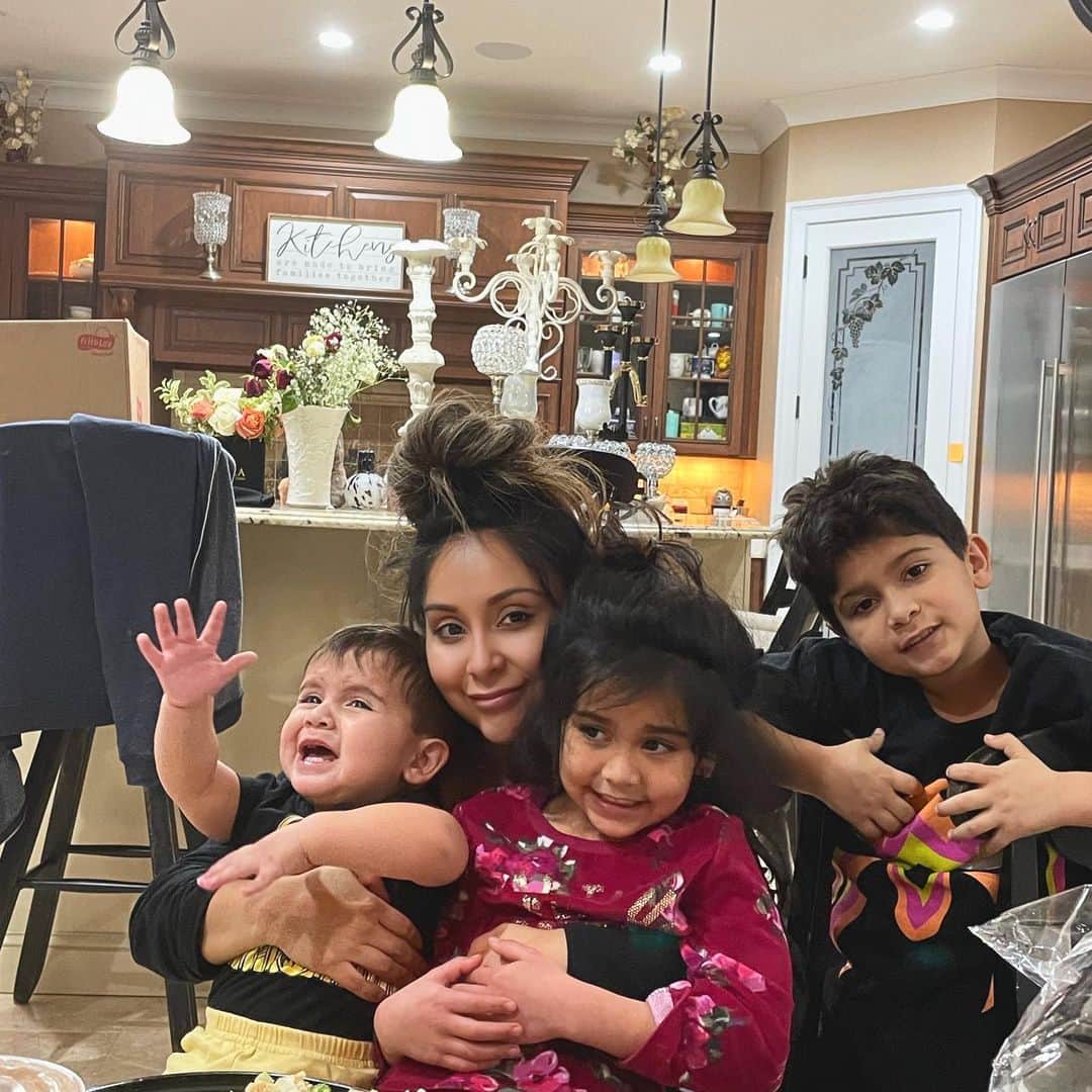 ニコール・ ポリッツィのインスタグラム：「Just a Mawma & her offspring. (This is the best pic i could get with all 3)」