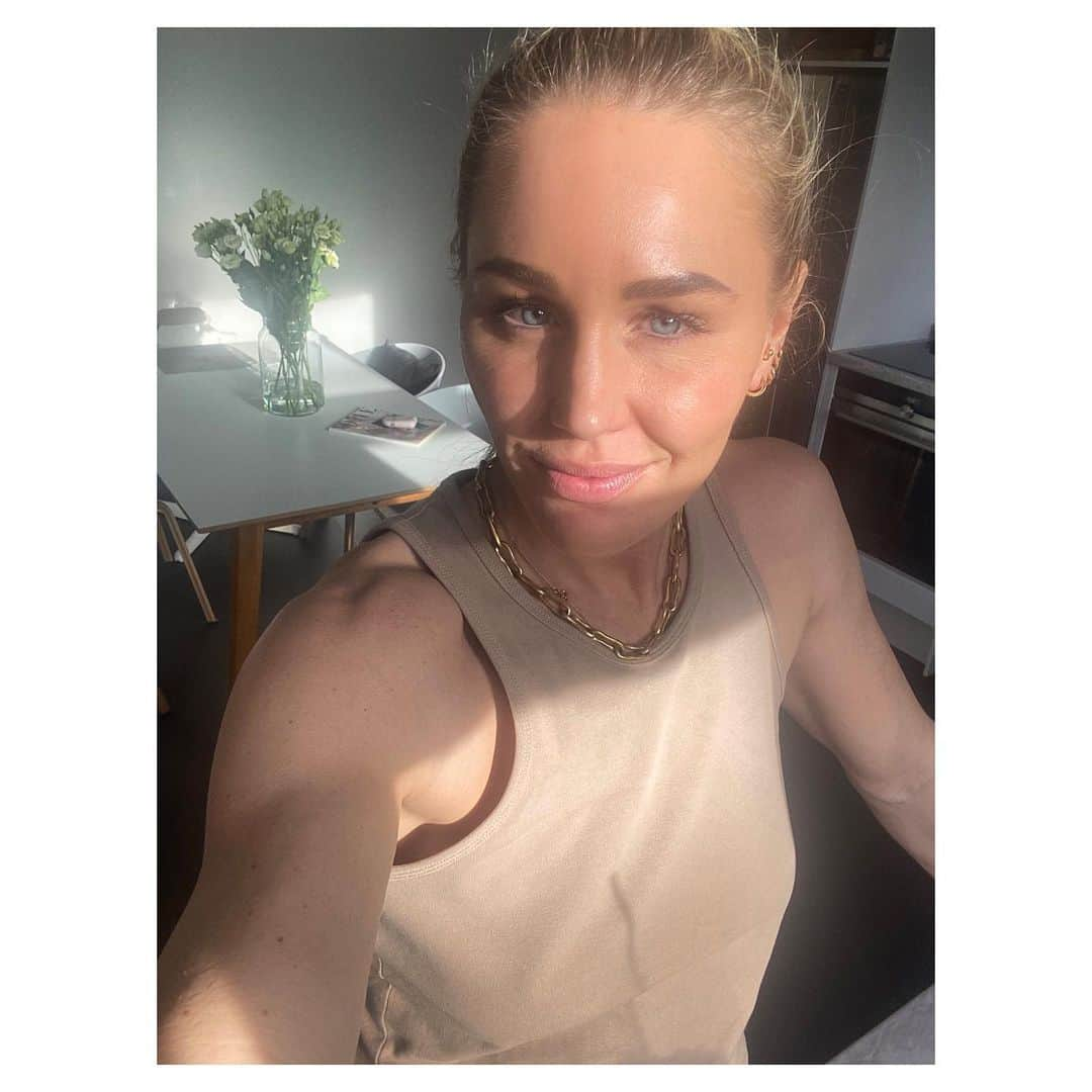 ヤネッテ・オッテセンさんのインスタグラム写真 - (ヤネッテ・オッテセンInstagram)「Jeg står bare her og nyder solen i ansigtet, gennem vinduet. Jeg er så taknemmelig for, at jeg får lov til at dyrke min sport professionelt, og samtidig  have tid til at nyde min familie.   @huscompagniet hjælper mig hele vejen til mit/vores mål 🙏🏼  #foraltidtaknemmelig 🤍」2月28日 23時12分 - jeanetteottesens