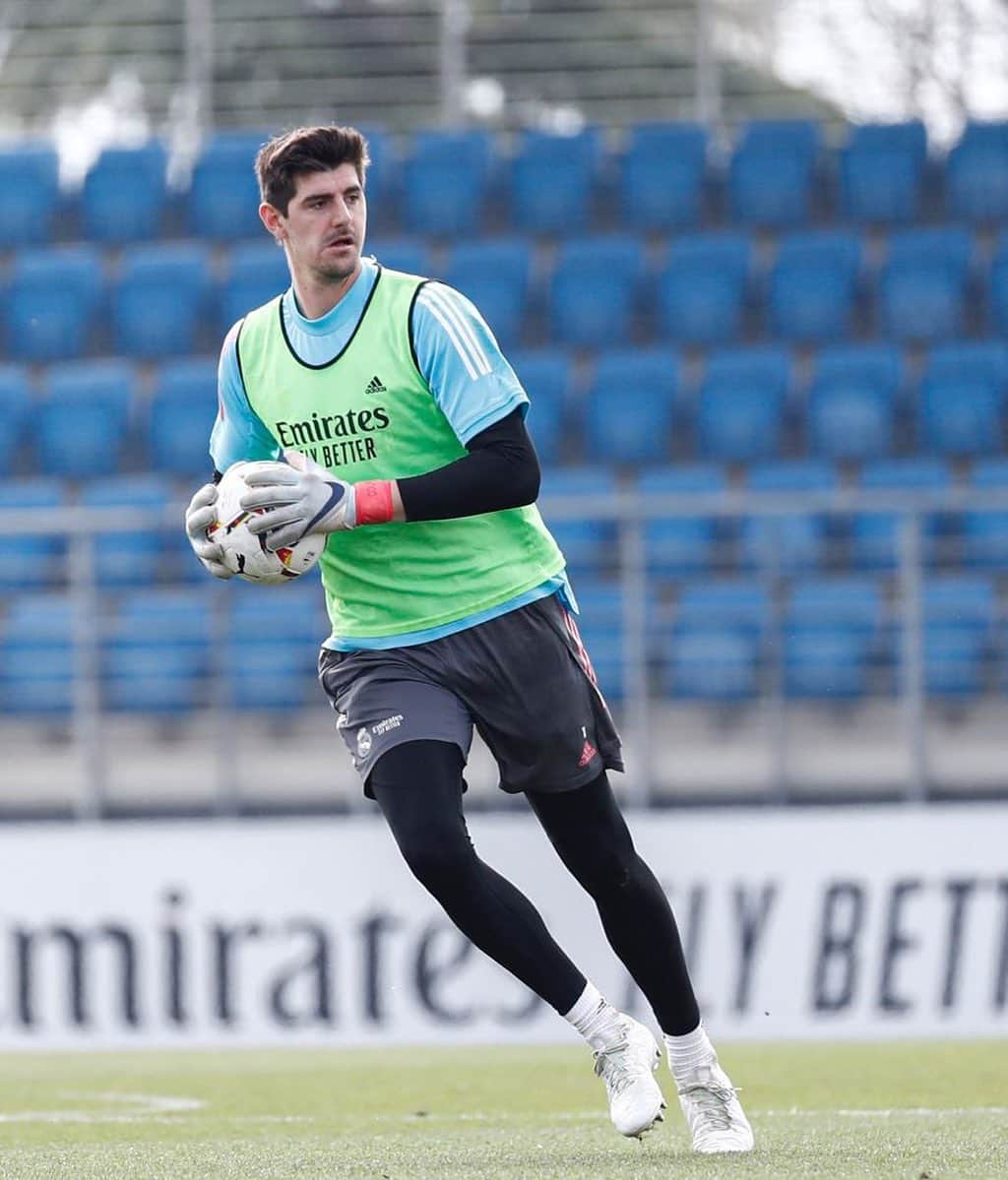 ティボ・クルトゥワのインスタグラム：「Último entrenamiento antes del partido de mañana. Objetivo sumar la victoria en Valdebebas! #HalaMadrid」