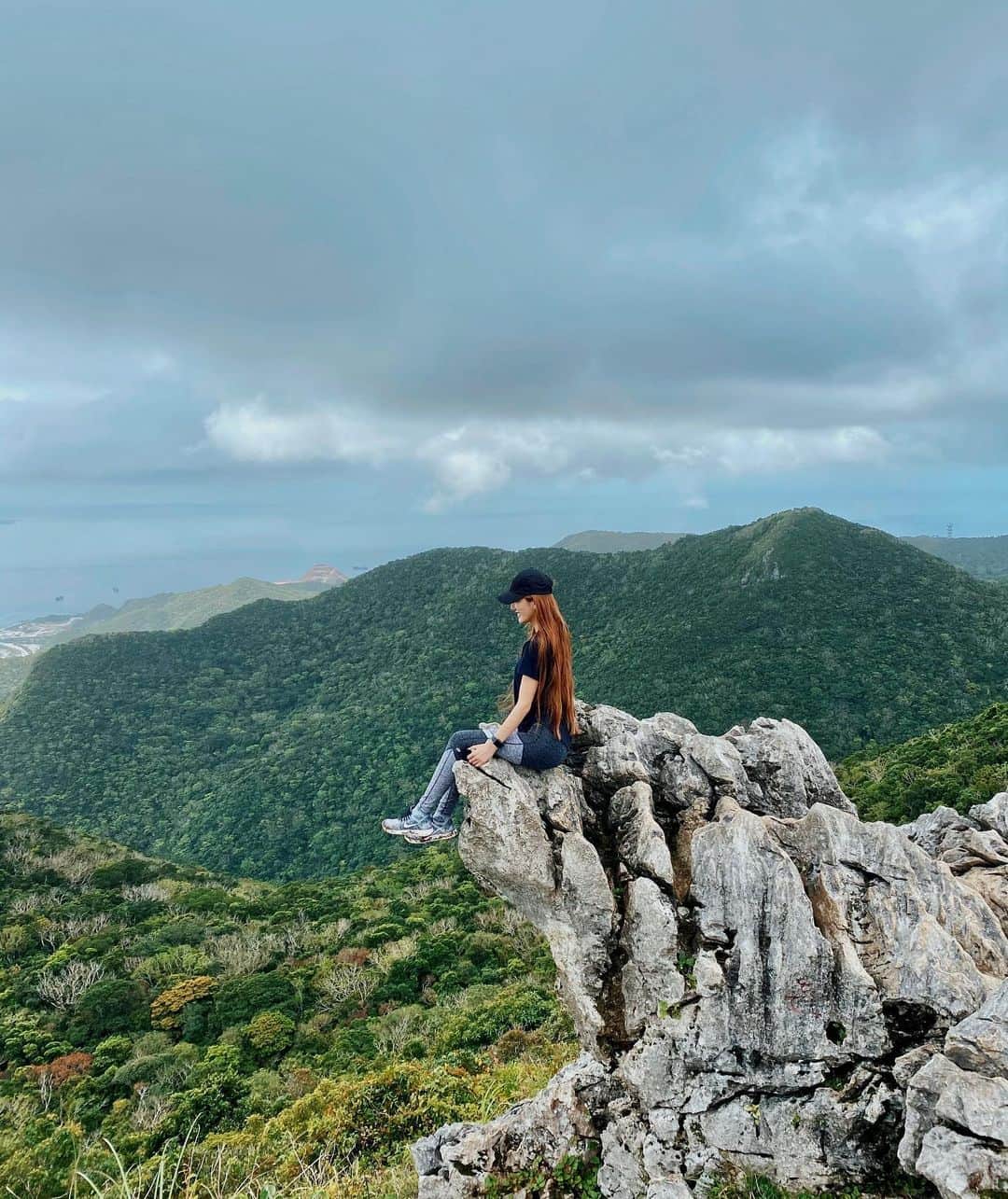 のインスタグラム：「Treat life as an adventure⛰It was super scary for me to ride here but so much fun🤙🏽💕💕 . . . 雨上がりで足場が悪く山登り中滑りすぎて怖かった🥲皆んなどうやってここで優雅に写真撮ってるのか不明な位崖すぎました🤲🏼今度は晴れてる日に行きたい💕 #hiking #topoftherock #yoga #yogateacher #yogalife #meditation #hike #okinawa #mtkatsuu #gopro #aloyoga #alo #alomoves #workout #yogainstructor #沖縄　#嘉津宇岳 #ヨガ　#沖縄ヨガインストラクター #ハイキング」