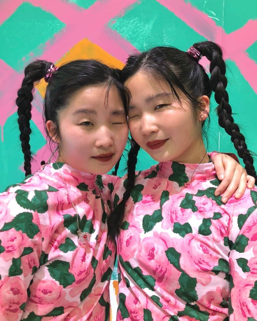 のインスタグラム：「🌏💖🌏💖🌏💖  #lazyoaf #chai #twins #manakana #双子 #fasion #衣装 #pink #newoutfit」