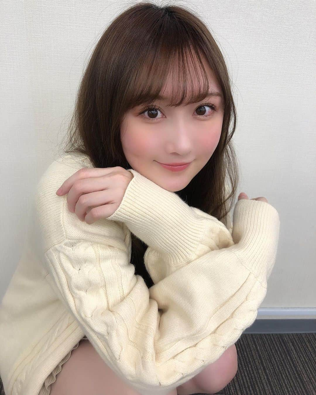 矢倉楓子さんのインスタグラム写真 - (矢倉楓子Instagram)「まだまだ夜は冷えますねー❄️  今日はシンプルꪔ̤̮  ワンピースにカーディガン💭  #ニットワンピース #ベージュコーデ」2月28日 23時22分 - fufu_ice