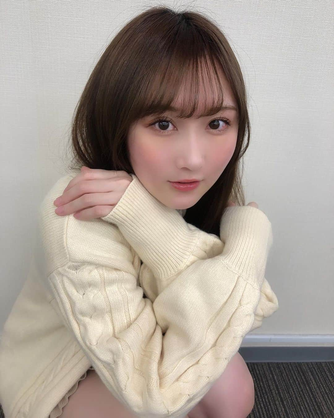 矢倉楓子さんのインスタグラム写真 - (矢倉楓子Instagram)「まだまだ夜は冷えますねー❄️  今日はシンプルꪔ̤̮  ワンピースにカーディガン💭  #ニットワンピース #ベージュコーデ」2月28日 23時22分 - fufu_ice