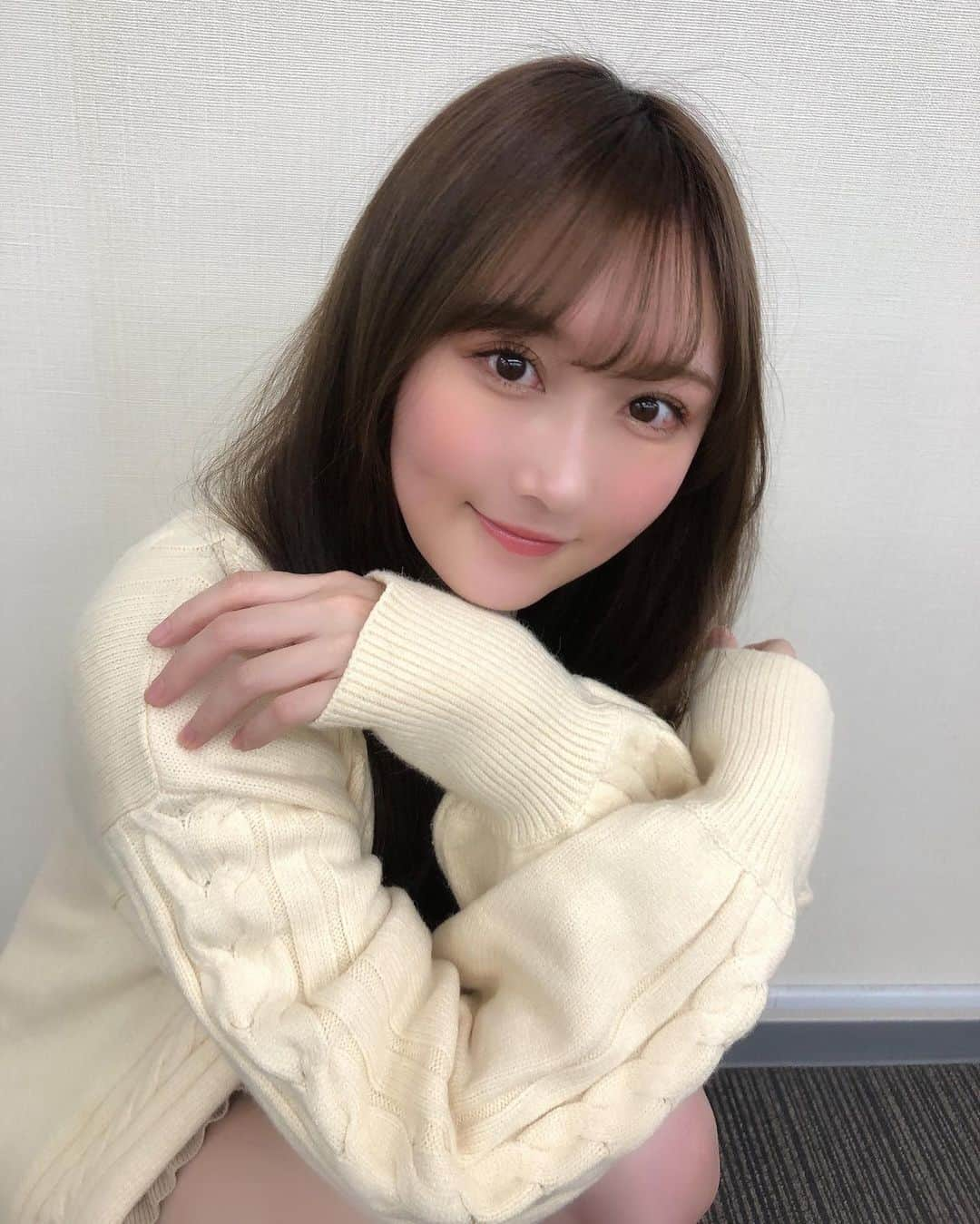 矢倉楓子さんのインスタグラム写真 - (矢倉楓子Instagram)「まだまだ夜は冷えますねー❄️  今日はシンプルꪔ̤̮  ワンピースにカーディガン💭  #ニットワンピース #ベージュコーデ」2月28日 23時22分 - fufu_ice