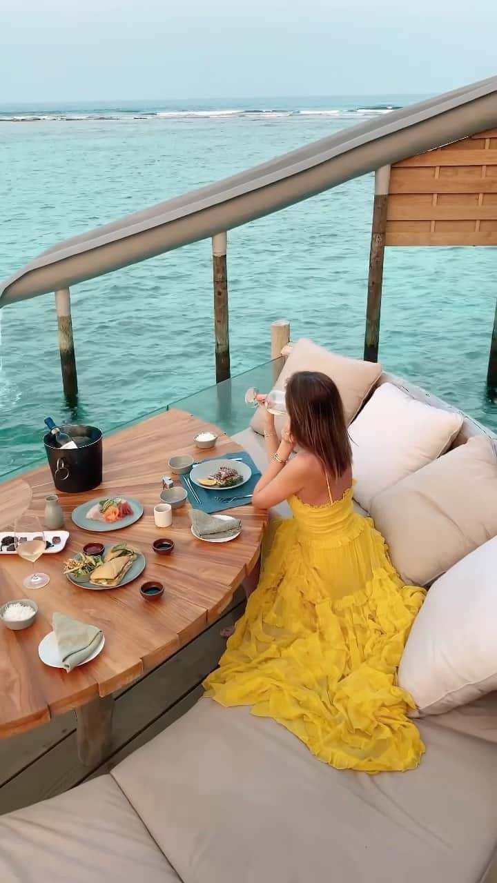 バーボラ・コディトヴァのインスタグラム：「My definition of a perfect evening 🥂 @discoversoneva #SonevaFushi 📍」