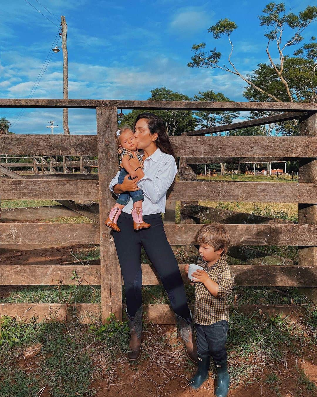 Lalá Noletoさんのインスタグラム写真 - (Lalá NoletoInstagram)「Amanheceu na fazenda 🐴💙 Leite tirado da vaca na caneca é o nosso café da manhã 🐂🐮 #PedroNS #MariaLuisaNS」2月28日 23時18分 - lalanoleto