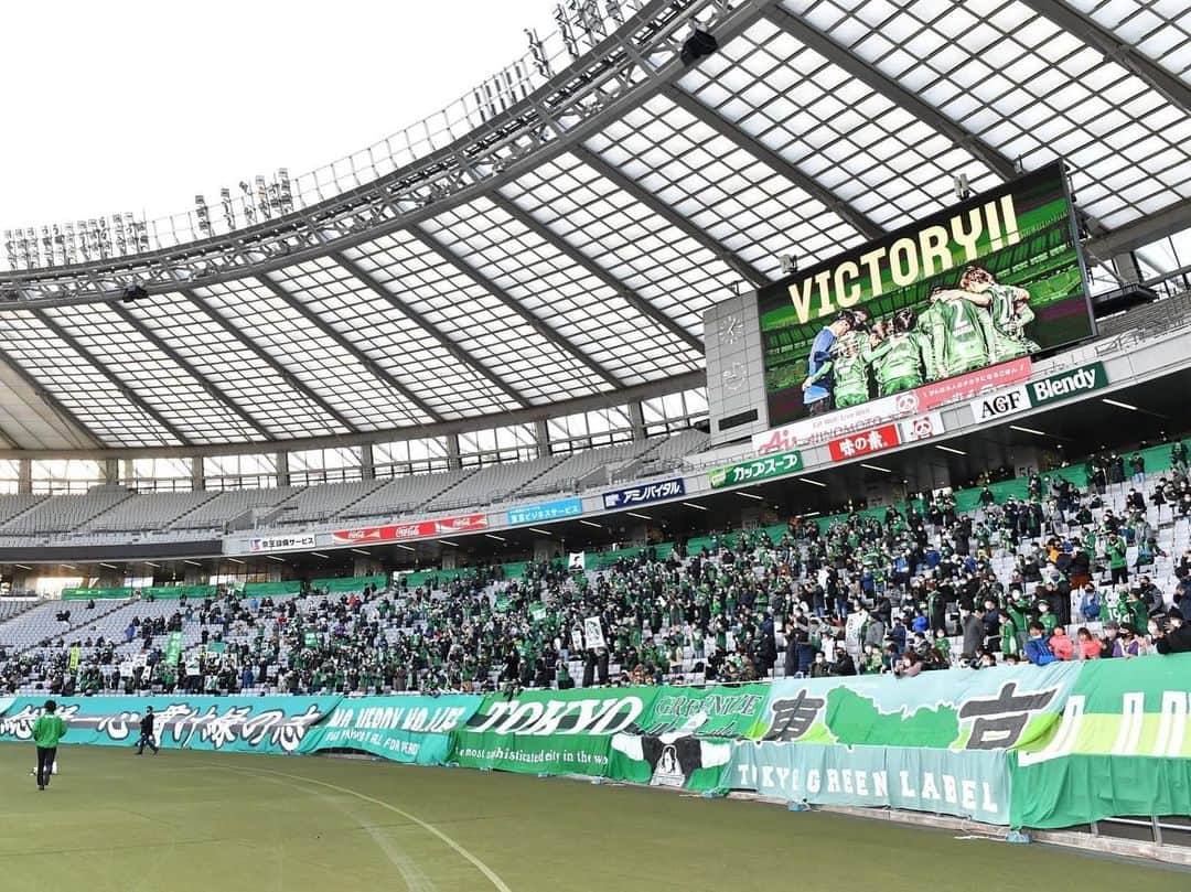 加藤弘堅のインスタグラム：「2021シーズン 開幕 . vs愛媛 3-0  . たくさんの方のおかげで 今シーズンも開幕することができました！ . いろんな我慢がある中 スタジアムに足を運んでくださっ方々 本当にありがとうございます！ 拍手や時折出てしまう歓声やため息は 僕らでは作り出せない雰囲気が モチベーションになり本当に力になります！ . そしてクラブ関係の方々 スタジアム運営の方々 見えないところでの労働には頭が下がります。 . ヴェルディに関わる皆さんが 12月に良いシーズンだったと 年を越せるよう精進して頑張ります！ . #東京ヴェルディ #加藤弘堅」