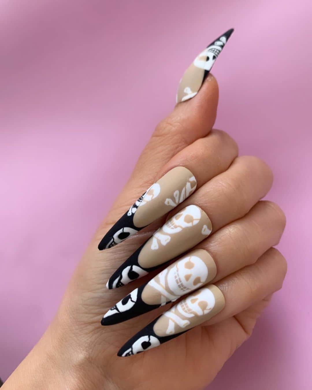 Mei Kawajiriさんのインスタグラム写真 - (Mei KawajiriInstagram)「💙☠️ these dangerous nails reminds me of French Affair from 90s .. “Sexy” is the best song !! ☠️💙  #nailsbymei @betseyjohnson #betseybabe」2月28日 23時21分 - nailsbymei