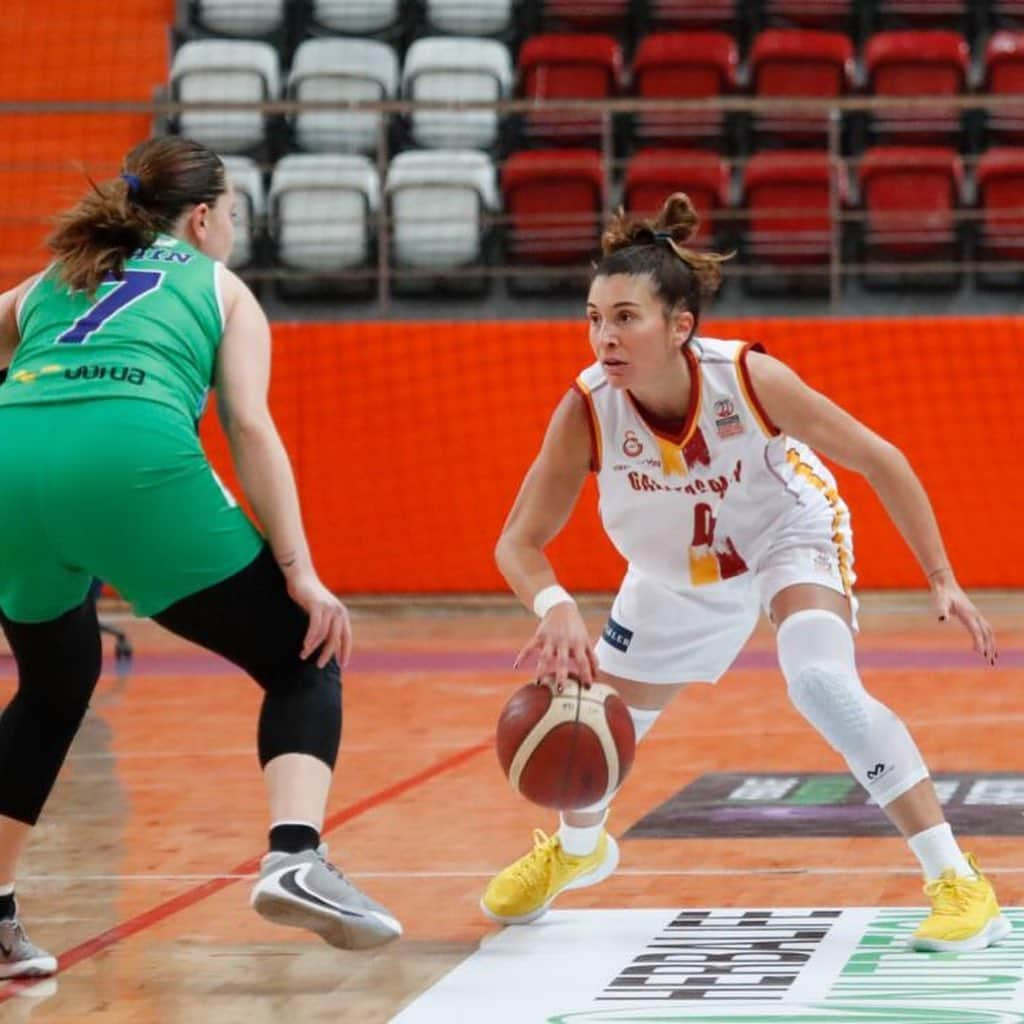 ガラタサライSKさんのインスタグラム写真 - (ガラタサライSKInstagram)「📸 🏀 Galatasaray Kadın Basketbol Takımımızın, Herbalife Nutrition Basketbol Süper Ligi’nin 22. Haftası'nda İzmit Belediyespor'u 89-54 yendiği maçtan kareler #SarayınSultanları 👑 🟡🔴」2月28日 23時21分 - galatasaray