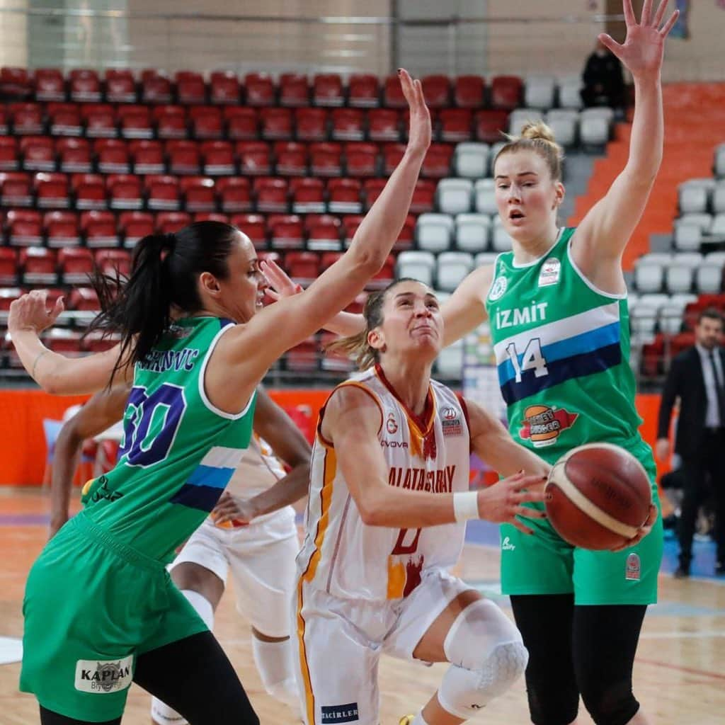 ガラタサライSKさんのインスタグラム写真 - (ガラタサライSKInstagram)「📸 🏀 Galatasaray Kadın Basketbol Takımımızın, Herbalife Nutrition Basketbol Süper Ligi’nin 22. Haftası'nda İzmit Belediyespor'u 89-54 yendiği maçtan kareler #SarayınSultanları 👑 🟡🔴」2月28日 23時21分 - galatasaray