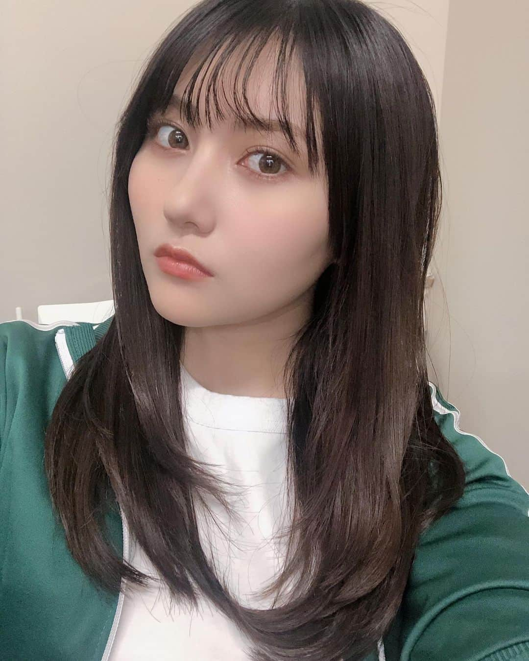 川添りなさんのインスタグラム写真 - (川添りなInstagram)「みなさん♡おやすみなさい♡♡♡ (収録休憩中、仮眠してすぐ撮った写真です🥺w)  #写真 #自撮り #緑ジャージ #ストレートヘアー #黒髪ロング #寝起き #寝起き顔 #寝起き女子  #湘南ベルマーレ #ベルマーレクイーン #収録 #神奈川showtime  #actor #ジャージ #instagram #instagood  #followｍe #Girl  #hair #long」2月28日 23時31分 - zorina_522