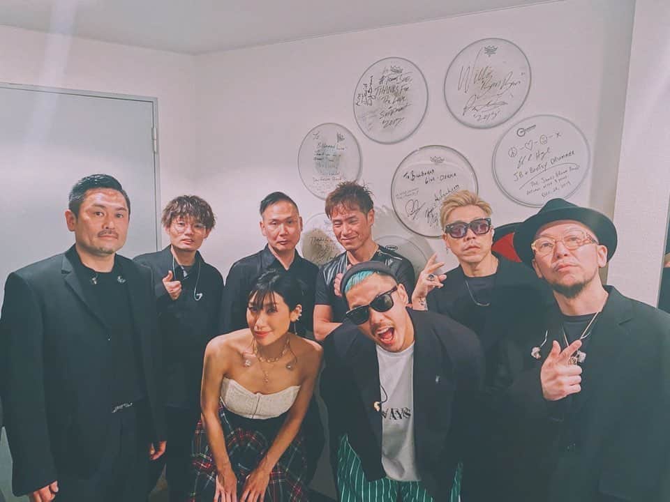片桐舞子のインスタグラム：「Full Of Harmony 『ANOTHER VOICE』リリース記念ビルボードライブ 再再延期を経てのステージ 大阪公演ありがとうございました❄️  兄さん達がほんとカッコ良すぎる🎙🎙🎙  今日のステージに立てたこと FOH兄さん達やスタッフの皆様の尽力と ご来場の皆様に心から感謝です❤️  ANOTHER VOICE のライブも残すは東京公演、またまたゲストが楽しいメンバーばかり✨ 東京公演は配信もあるそうなので、会場に行けない皆さんも楽しんでね‼︎  #fullofharmony #foh #tee #mays #snowballad #難しすぎて精神統一してないと歌えない #こんなに緊張したの久しぶりでした #カッコイイお兄ちゃん達 #楽屋では私になぜ彼氏ができないかを真剣に考えてくれるお兄ちゃん達 #リスペクト」