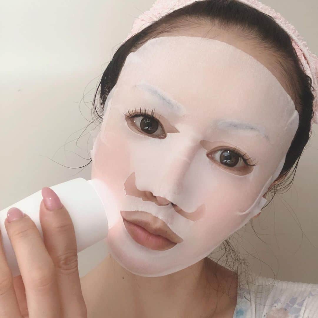 宮崎宣子さんのインスタグラム写真 - (宮崎宣子Instagram)「わ😨💦💦💦 って思いました？🤣🤣 はい！ 私は、パック女です。笑  唯一私がどのメイクさんにも褒められたのが、肌でして、 30代からずーっとパックを続けています。 とにかく美容好きだし、アンチエイジングを兼ねて色々美容を試してきているんですが、 40歳を越えて、美容は日々努力しないと厳しいと痛感し始めました。 肌だけは保ちたいけど、 パックだけじゃ顔下がるかなーと思って、最近使っているのが、  @official_mous さんのこのオシャレ照明のインテリアみたいな美容器。  たくさん美容器ありますが、本当は電気ブラシ買いたいけど、かなり高いし、、、 なら、どの美容器がいいかと思って悩んでいたら、  これ、電気スタンドになるんですよ✨ 洗面所にアロハのシートを敷いているので、夜中にアロハがトイレに行く時にこの灯りがあれば、ミスしないかもと思って💓  魅力が1個だけだと満足しなくなってきている私としては、 美容にも使えて、照明器具としても使えて、アロハのトイレのミスがなくなるというのは有り難く、さらにコードレスだから、お風呂の中でも使えるし、パックの上からも使えて化粧水がより浸透するので、いいかも❣️ となりました😊💓  後は使い続けることが大事ですね😅 とにかく顔を弛ませないことと美肌は保ちたい！  しかも、今なら少し安く買えるらしいです🙌  クーポンコード:mnm 割引額:5000円  クーポン利用期間:2/28〜3/5  使用可能場所:公式サイト https://www.mous-beauty.jp/?mode=cate&cbid=2650013&csid=2  #美顔器#おうちエステ#毛穴#リフトアップ#美肌#mous#プルミナス#PLUMINUS#おこもり美容  #インテリア照明 #40歳超えたら #美容家　#美容好き　#美肌ケア」2月28日 23時24分 - miyazaki_nobuko