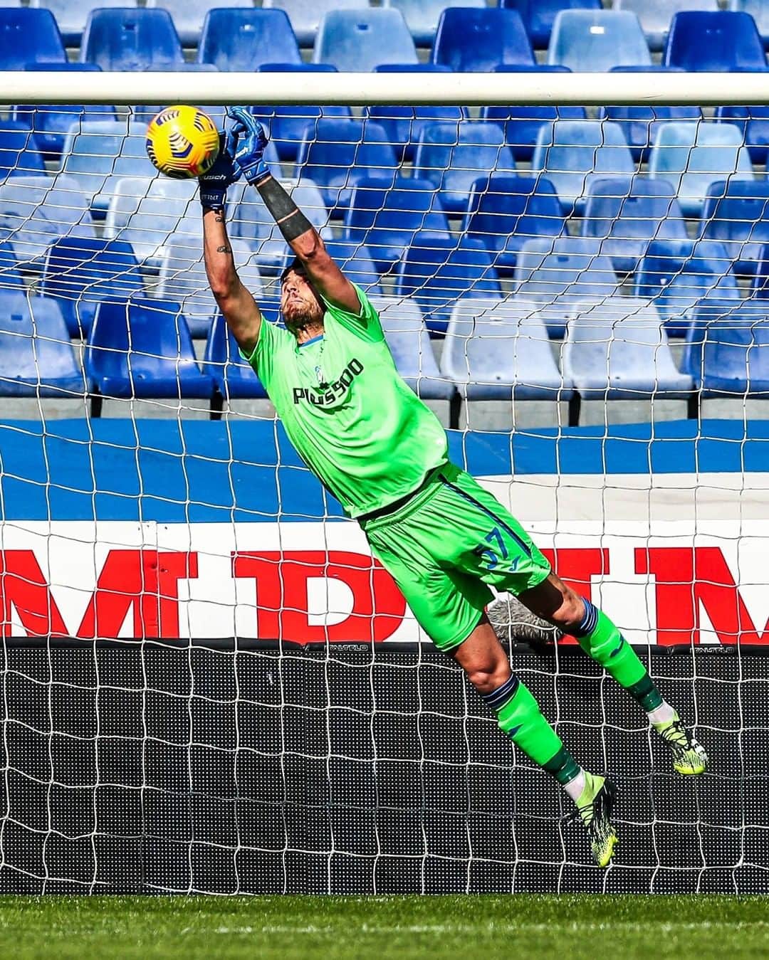 アタランタBCのインスタグラム：「Papà Marco in volo verso un altro clean sheet esterno 🧤😊 Second-time dad #Sportiello flying to another away clean sheet ✈️ ⠀ #SampAtalanta #GoAtalantaGo ⚫️🔵 #Atalanta #BergAMO #ForzaAtalanta #SerieATIM」