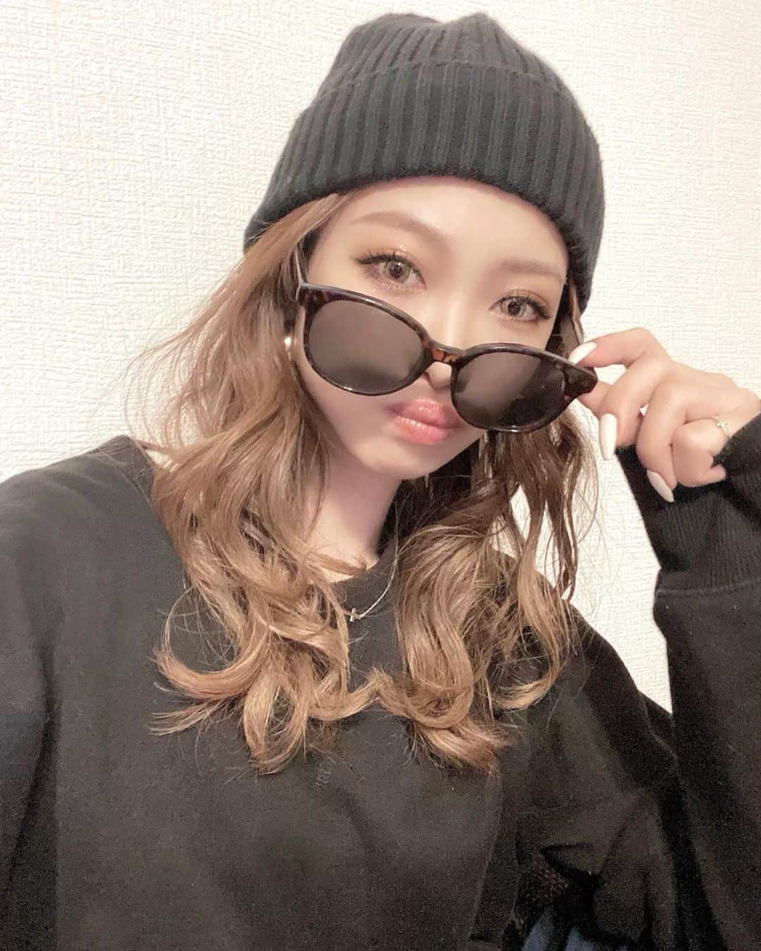 木田絵里香のインスタグラム：「. あっという間に2月が終わってしもた👼🏻 . 明日から切り替えて頑張ろっと🐩 . #fashion#make#makeup#selfie#dayoff#black#blackcode#knit#お休み#ニット#ブラックコーデ#ニット帽#メイク」