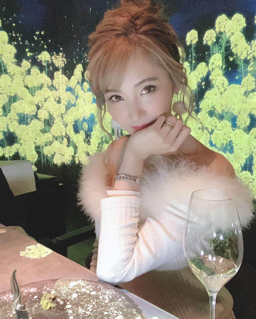 mycoのインスタグラム：「次は竹&滝と菜の花と水仙の世界✨💐﻿ 8人のお部屋を2人だけで貸し切れるので﻿ たくさん動画も撮れました📸一眼レフでも﻿ 動画撮ってめちゃめちゃ綺麗に撮れたんだけど﻿ インスタの枠に合わない…うむーどうするか…﻿ ストーリーにならいけるかな？載せますね！！﻿ ﻿ ﻿ シャトーブリアン好きとしてはご満足💕﻿ カツサンドもすき焼きトリュフも美味しすぎて﻿ ほっぺ落ちまくりです❤️﻿ ﻿ この素敵な空間をみなさんにお伝えしたい…﻿ 少しは伝えられてるでしょうか？？﻿ ﻿ このバージョンは今日までて明日3月からは﻿ なんと桜🌸バージョンなんですって！！﻿ うぅぅぅ行きたい観たい食べたい💕﻿ ﻿ 最後の動画はキメキメで写真かと思ったら﻿ 動画だったと気付いて恥ずかしいけど﻿ 恥ずかしくないふりして知ってたもんねーと﻿ 変な動きをしたけど ってやつです。﻿ぶぶぶあほ。 ﻿ 今回この空間は暗闇にお花が浮かぶので﻿ 暗いから写真難しかったわ…﻿ 一眼レフで撮ったやつ見てほしい❤️﻿  全ての動画… 「お花が散った」と連呼しまくりですね🤣 ﻿ ﻿ ﻿  #moonflowersagayaginza  #グルメ巡り #グルメ旅 #誕生日 #mybirthday #foodpom #tokyorestaurant #東京グルメ #tokyo #ginza #たべものぐらむ #テーマレストラン #tokyoart 　#グルメスタグラム #グルメ女子 #グルメ部  #チームラボ　#teamlab ＃銀座レストラン ＃サプライズバースデー＃記念日ディナー　#記念日サプライズ #チームラボボーダレス #チームラボお台場」