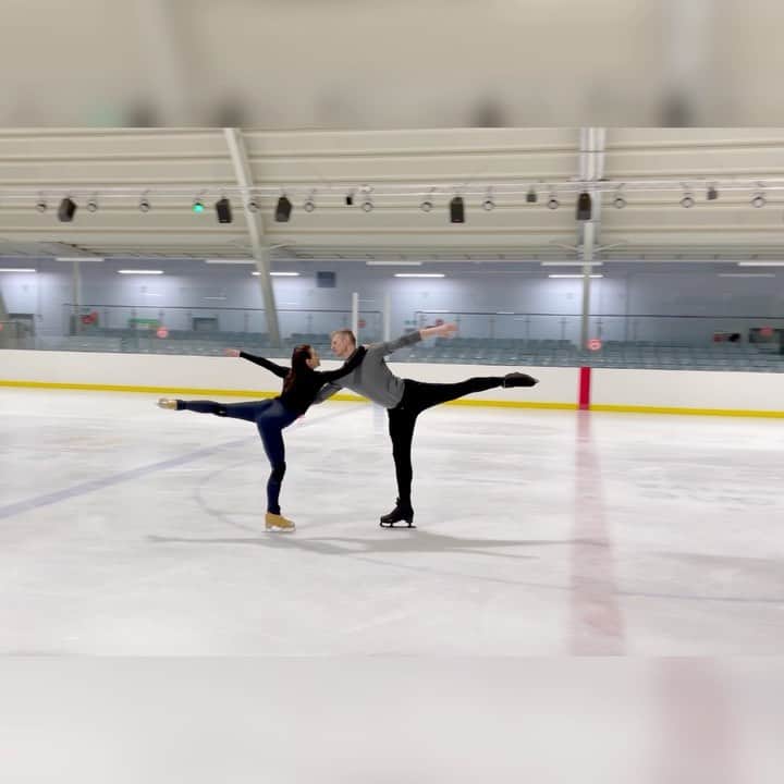 ハミッシュ・ゲイマンのインスタグラム：「Here’s our Black Swan routine without the lighting, cameras, or costumes. 🦢  Black Swan was the hardest routine that I’ve ever choreographed for a celebrity to perform on @dancingonice. There are no smoke and mirrors in this routine. I’m not pushing @faye_brookes around the ice or guiding her through the steps. Faye is actually leading me for a lot of the routine.  Anyone who has learned to skate will appreciate the difficulty of the steps that Faye is performing. She opens the routine with a solo skate. The transitions, leaps, and lifts that we do are the types of moves that I’d perform with a pro on the show.  At the end of this routine, Faye does a death spiral which is an advanced move. It’s incredibly impressive that Faye was able to do this when she only started figure skating a few months ago.  As is usual on Dancing On Ice, Faye only had 10 hours of ice time to learn this routine (and learn how to do a death spiral) before performing it live on the show.  Faye, you’re a superstar. I’m so proud of you. 🌟  Good luck tonight @faye_brookes @themattevers. 💪  #dancingonice」