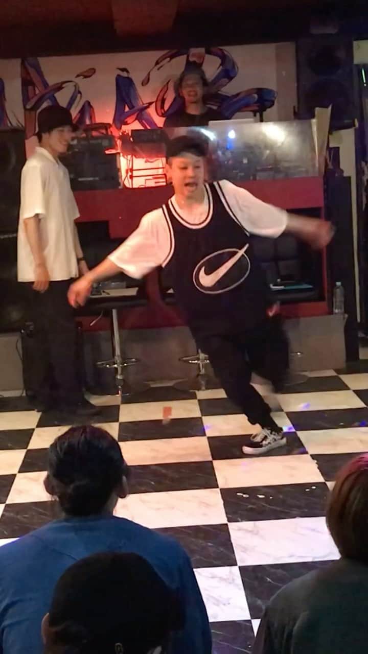 SHUHOのインスタグラム：「Having fun with music😁✨✨✨ 🏁🏁🏁🏁🏁🏁🏁🏁🏁🏁🏁 🏴🏴🏴🏴🏴🏴🏴🏴🏴🏴🏴 🏳️🏳️🏳️🏳️🏳️🏳️🏳️🏳️🏳️🏳️🏳️  #housedance #dancetutorial #streetdance #dancelesson #dance #footwork #dancesteps #hiphopdance #housemusic #housedancer #choreography #ダンス動画」