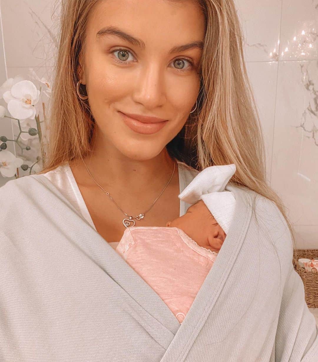 エイミー・ウィラートンのインスタグラム：「Throwback to day 4 of #motherhood when I couldn’t have been more thrilled to have managed to figure out how to use a Baby wrap thingy after a right fiddly old time 💥🙌#sucess #thesmallthings #newborn」