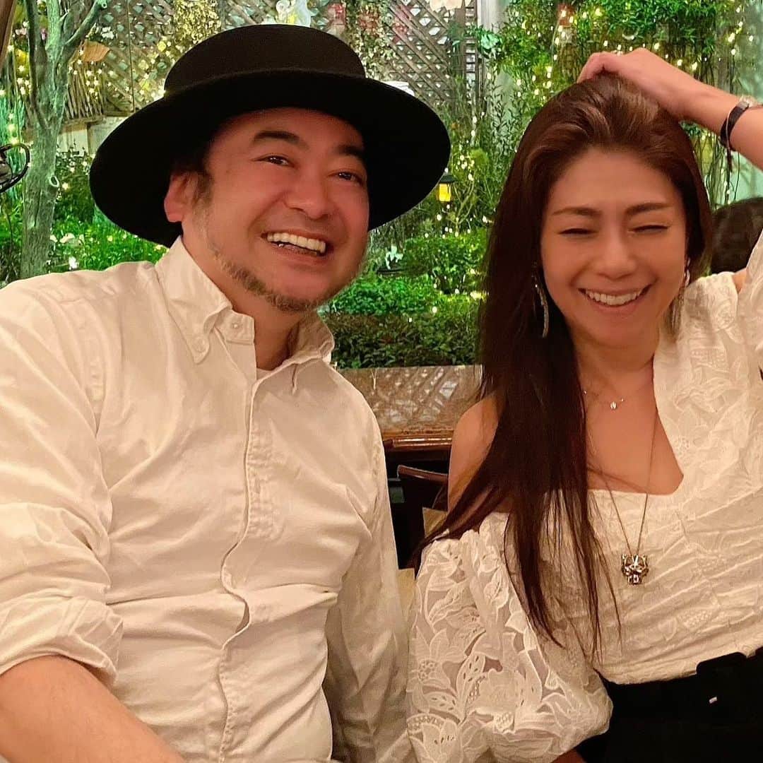 Taki Tanakaのインスタグラム：「Meeting with @ogawajunzo   昨日の出来事。 お昼は@miss_osaka_official のイベントへ。貴重なヴィンテージのポルシェがずらりと圧巻でした。冷たい風が吹く中ファイナリストたちはドレス姿で長時間笑顔で頑張っていて素晴らしかった。 今年も私は審査員と決勝大会の衣装協力をさせて頂きます。 開催は4/9。心を込めて応援したい。  その後#カルティエ #cartier 発表会を見に @ritzcarlton.osaka へ。毎回ひやかしで申し訳ないがw、美しいジュエリーは見るだけで幸せな気持ちになりますね。そして洗練されたおもてなしも。  夕方から演出のジュンゾウさんと再度合流。延期していた @izapinkchristmas2020 をついに4月に開催することとなり、ふたりで決起集会、キックオフミーティング。 気合い満々です。私。#OJも お客さまはもちろん、出演者の方々もスタッフも、参加者全員が楽しめるイベントを目指します♡  【イベント開催は4/27に決定】  #aboutyesterday」