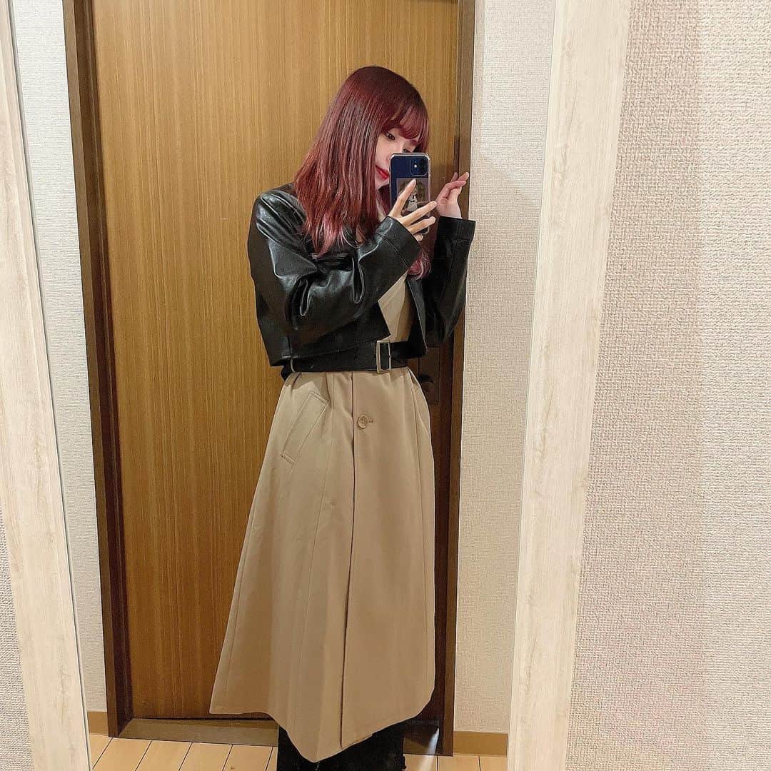 のインスタグラム：「@resexxy_official の ライダースレイヤードトレンチ！ . ウエストマークすると 体のラインが本当に綺麗に見える🥺 たぶん3枚目が見やすい見て . 早くこれ着て外出たい🌸 . . #resexxy #リゼクシー #トレンチ #ライダーストレンチ #春服 #低身長」