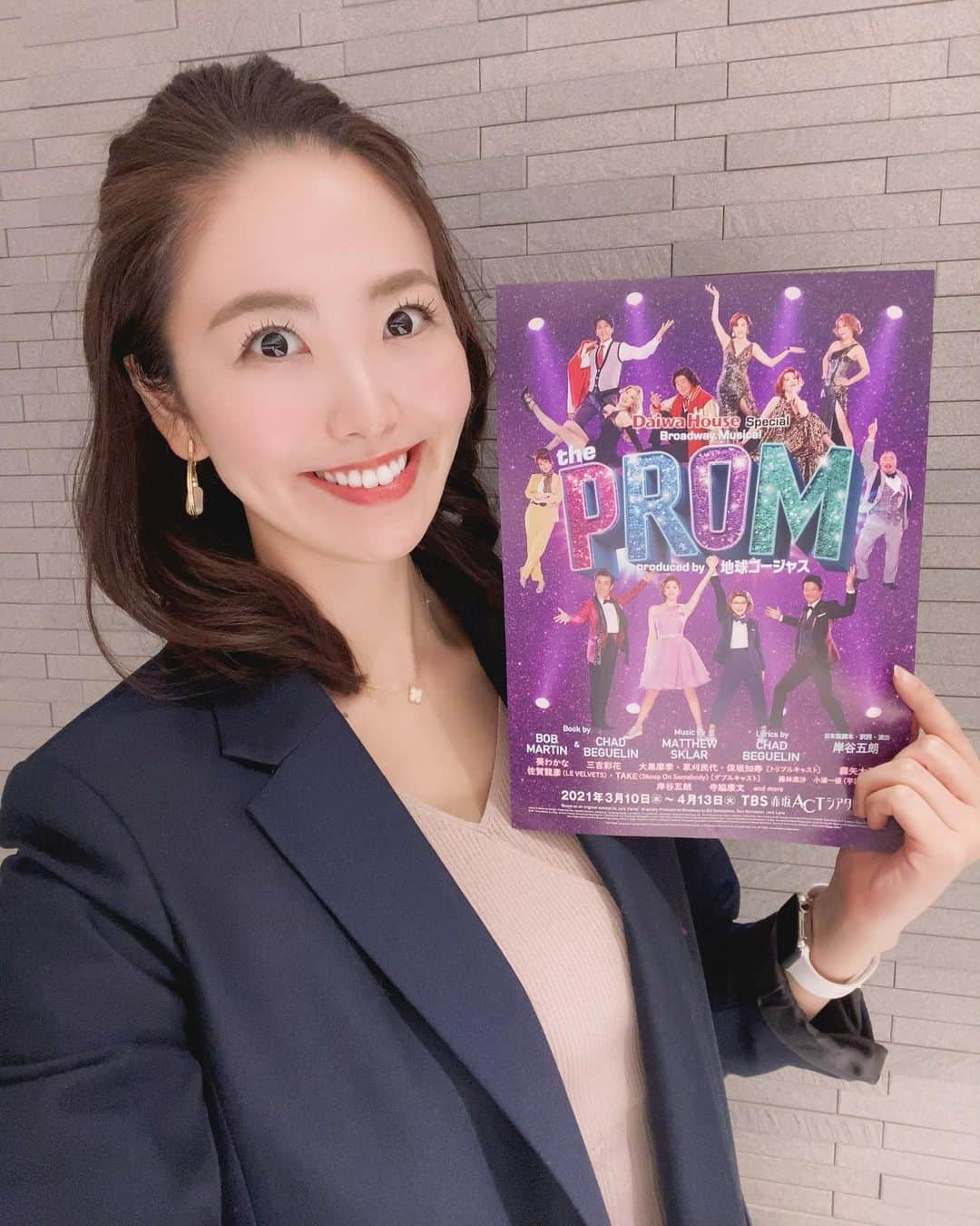 渋佐和佳奈のインスタグラム：「司会のお仕事をしてきました🎤✨ ３月１０日から始まる#ミュージカル「the PROM」の制作発表記者会見🕺🎵  キャスト１０名の皆さんとのトークと、初お披露目の３曲を生披露という、なんとも贅沢な空間に私も胸を踊らせました❣️(ミュージカルに魅了されている身としては堪りませんでした😭💗リハーサルで初めて観させていただいた時に泣いたのはここだけの話です🙈笑)  連日コロナ対策をしっかりとりながらマスクをつけての稽古だそうで、この日、初めてのお互いの顔をしっかり見ながらのパフォーマンスに皆さんすごく嬉しそうに、キラキラされていたのが印象的でした😍  作品についても紹介しますね🙌 2018年に #ブロードウェイ で上演され、#トニー賞 にもノミネートされた本作。 アメリカのとある高校に通うレズビアンの主人公が、恋人と卒業パーティの「プロム」への参加を願うけれど、多様性を受け入れられないPTAがプロムを中止にしてしまいます。悩み葛藤しながらも「自分らしい生き方」を見つけ、前に歩み出す、最高にハッピーなミュージカル作品です！ ダンスも歌も素晴らしいんです💗  ポジティブで幸せな気持ちになれること、間違いありません！！！！！  #theprom #ザプロム #地球ゴージャス #岸谷五朗 さん#寺脇康文 さん#葵わかな さん#三吉彩花 さん#大黒摩季 さん#草刈民代 さん#保坂知寿 さん#霧矢大夢 さん#佐賀龍彦 さん#take さん #ミュージカル　#musical #アナウンサー　#司会　#渋佐和佳奈」