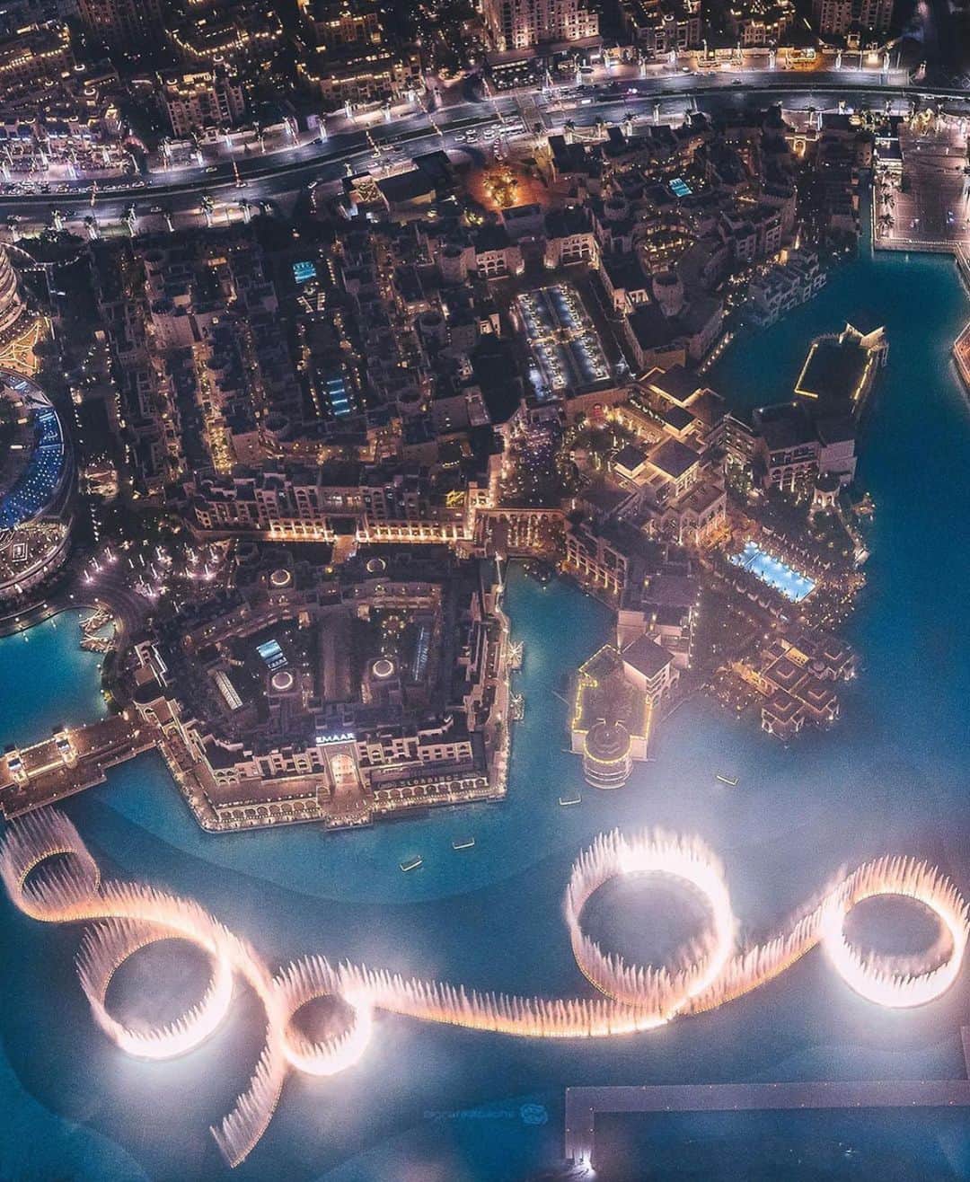 ドバイのインスタグラム：「Dubai Dancing Fountain 📷:@grafikapache」