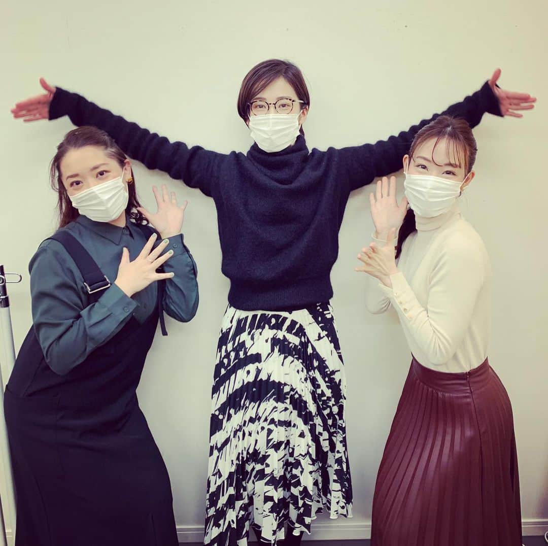 大月さゆのインスタグラム：「ほんとはね、ほんとは、﻿ 肩に手を回したかったのよ。﻿ でもディスタンスを思い出して、はいこのポーズ📸﻿ ﻿ ﻿ 今回は、はじめましてのお二人と🎀﻿ 菜那くららちゃん🌼﻿ 花陽みくちゃん🌼﻿ このお花ちゃんたち(勝手に命名)にさっそくお世話になっております🐝﻿さすがお花ちゃんなだけあって、そばにいると気持ちがフワッと華やぐ🌼 これから一緒にお稽古を重ねるのが楽しみですっ😄﻿❤️ ﻿ ﻿ #エリザベートガラコンサート2021」