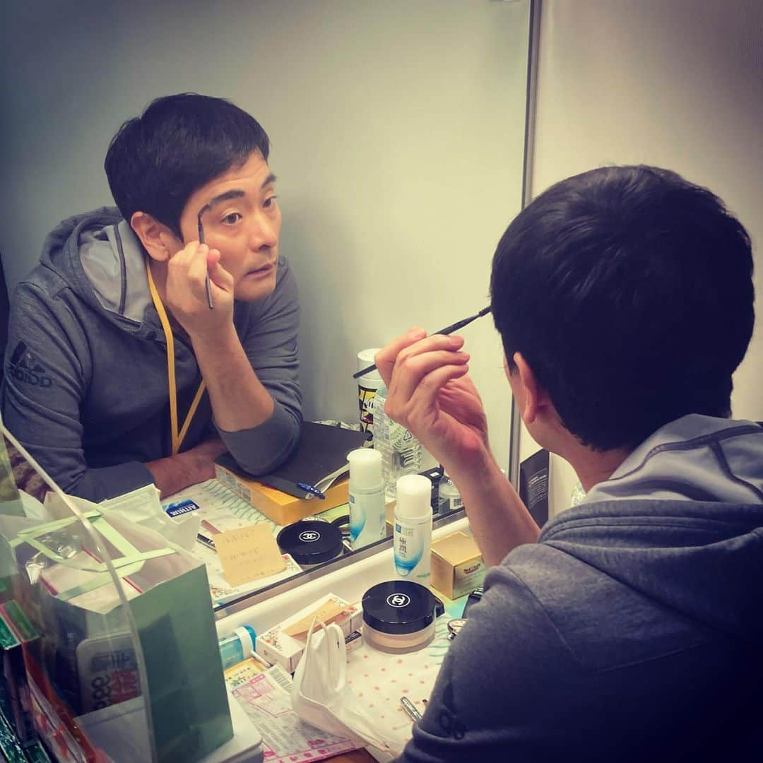 本多力さんのインスタグラム写真 - (本多力Instagram)「舞台「ぼくの名前はズッキーニ」初日が無事に開きました。劇場に行くのが躊躇われる今、観に来てくださった方ありがとうございました。楽しかったなあ。稽古場も好きだけど、劇場もやっぱり好きです。出演者が壁にチョークで絵や文字を描いていく手法でつくられた舞台です。作演出のノゾエさん曰く、より人間を見せたいからとのことです。おもしろいなあ。僕がはじめて観たはえぎわがこの手法をやってて、度肝抜かれたのを今でも覚えてます。チケットまだまだあるみたいなのでもし諸々タイミングが合いましたら是非劇場にお越しくださいです。眉を描いてるノゾエさんが凛々しくて写真撮っちゃいました。「楽屋」のチラシに使えそうだと個人的に思ってます。」2月28日 23時58分 - hondachikara