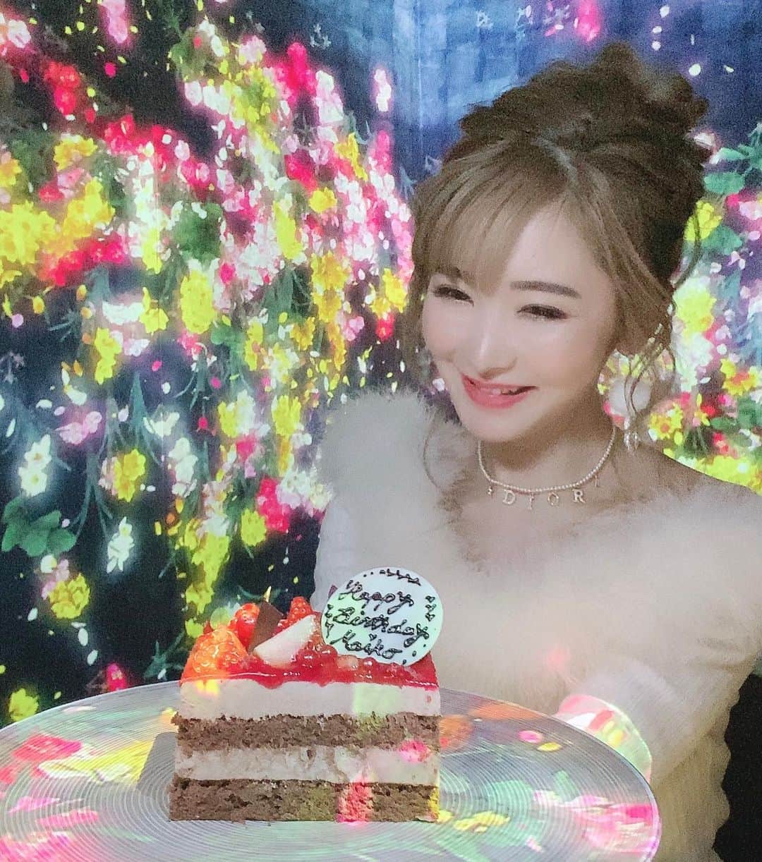 mycoのインスタグラム：「デザートタイム空間がとにかく映えてました💕﻿ お誕生日ケーキ🎂嬉しかったなぁ！﻿ ﻿ ﻿ 誕生日の日の夢にらぶとぴちゅが出てきて﻿ ３匹といつもの日常を過ごす夢でね🐶🐶🐶﻿ 起きて目覚めても切なくなくて幸せな気持ちで﻿ らぶとぴちゅからのプレゼントなんだなって﻿ 思ったら夜に…じーんとしてしまいました。﻿ ﻿ ﻿ 3年前にぴちゅを2年前にらぶを亡くしたから﻿ お祝いする気分になれなくて…﻿ なんか自分の誕生日をちゃんとワイワイお祝いって﻿ 久々だなって…。﻿だから今年は派手に祝われます！！！﻿ ﻿ ﻿ あーーー楽しかったよ❤️﻿ みなさんからのお祝いコメントみるのが﻿ 最高に楽しいわくわく💕ありがとうございます﻿  ストーリーに部屋のよくわかる動画載せてます📸 ﻿  #moonflowersagayaginza  #グルメ巡り #グルメ旅 #誕生日 #mybirthday #foodpom #tokyorestaurant #東京グルメ #tokyo #ginza #たべものぐらむ #テーマレストラン #tokyoart 　#グルメスタグラム #グルメ女子 #グルメ部  #チームラボ　#teamlab ＃銀座レストラン ＃サプライズバースデー＃記念日ディナー　#記念日サプライズ #チームラボボーダレス #チームラボお台場」