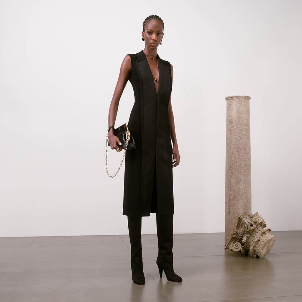 Fendiのインスタグラム：「@MrKimJones contemporary vision of feminine elegance. Discover the #FendiFW21 ready to wear women’s collection in full at Fendi.com  Artistic Director of Couture and Womenswear Collections: @MrKimJones Artistic Director of Accessories and Menswear Collections: @SilviaVenturiniFendi Jewellery Creative Director: @delfinadelettrez  Creative Director: @Ronnie.Cooke.Newhouse Photographer: @caspersejersenstudio   Styling: @themelanieward  Hair: @guidopalau Makeup: @peterphilipsmakeup Nails: @beautick_official Casting: @shelleydurkancasting   Antiques: @galerie.chenel」
