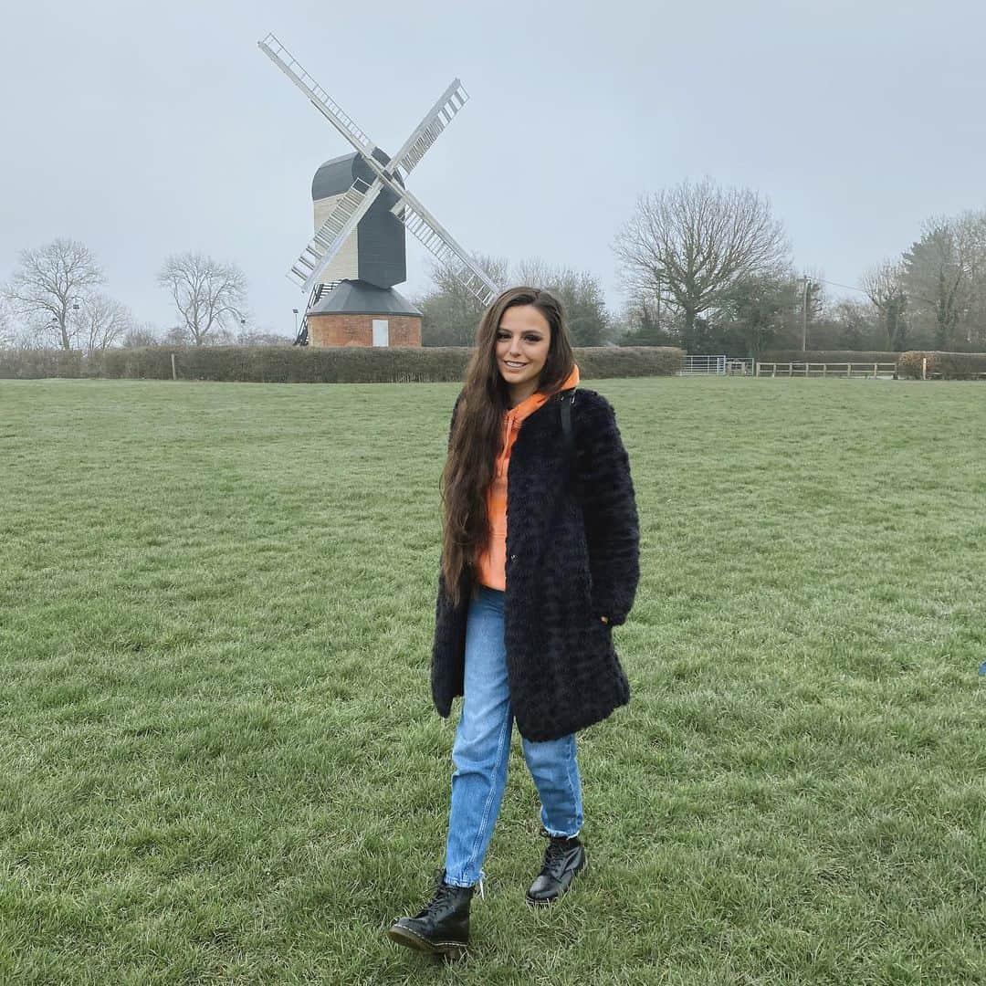シェール・ロイドのインスタグラム：「Sunday Walk 🧡」