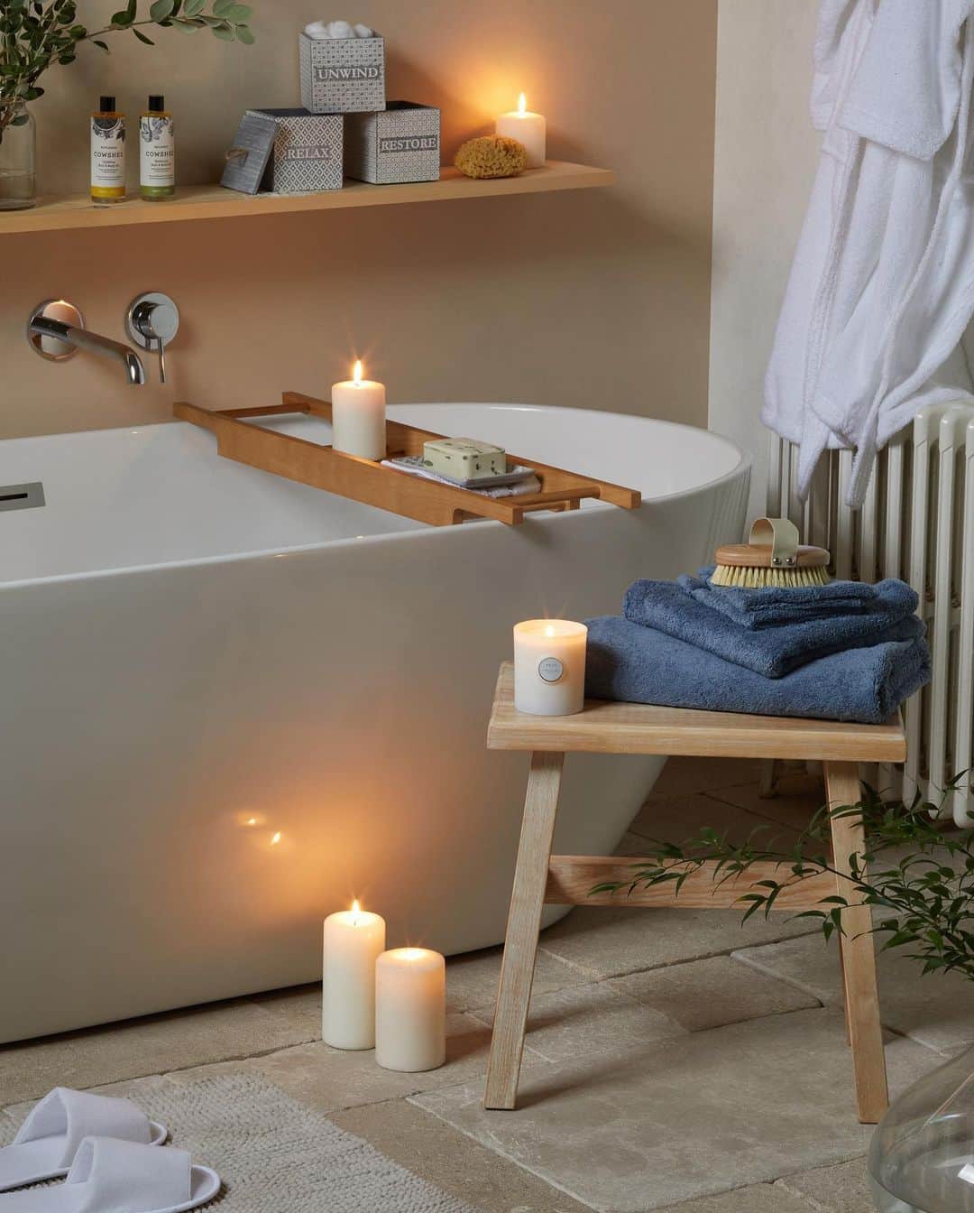 Nextさんのインスタグラム写真 - (NextInstagram)「Self care Sunday involves running the bath, lighting the candles and... relax! Unless the kids decide to join! 🛁💦 Tap to Shop 🔎 Bath Tray: 233572 Towels: 557162 Bathroom Storage: 205447 Soap Tray: 965762 Aveda Soap: L13717 Cowshed Bath Oil: P21701 & P21717 Body Brush: R52790 Candle: 774445 #nexthome #brandsatnext」3月1日 0時02分 - nextofficial